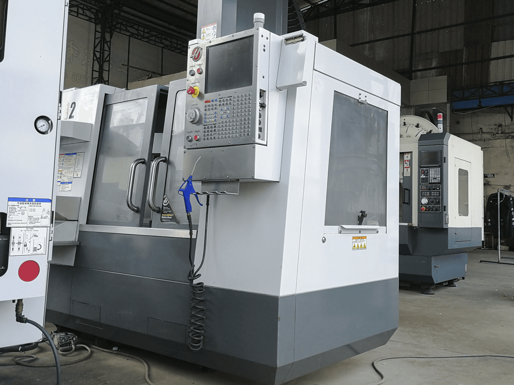 Widok z prawej maszyny HAAS VF-2