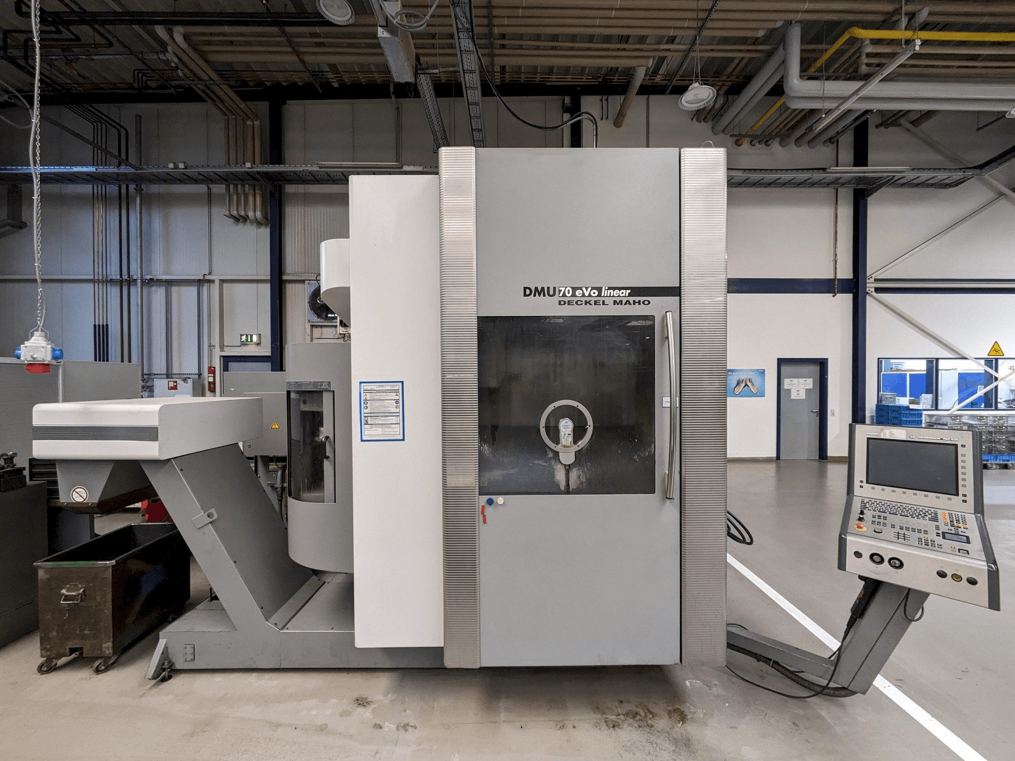 Widok z przodu maszyny DECKEL MAHO DMU70 eVo linear