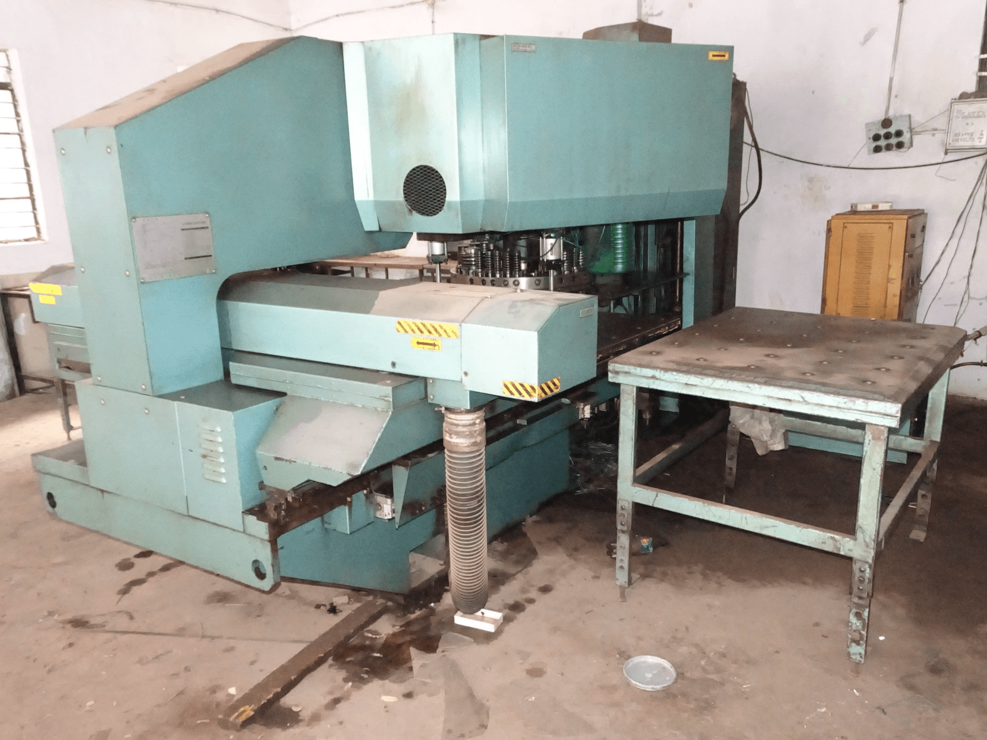 Widok z prawej maszyny AMADA PEGA 244