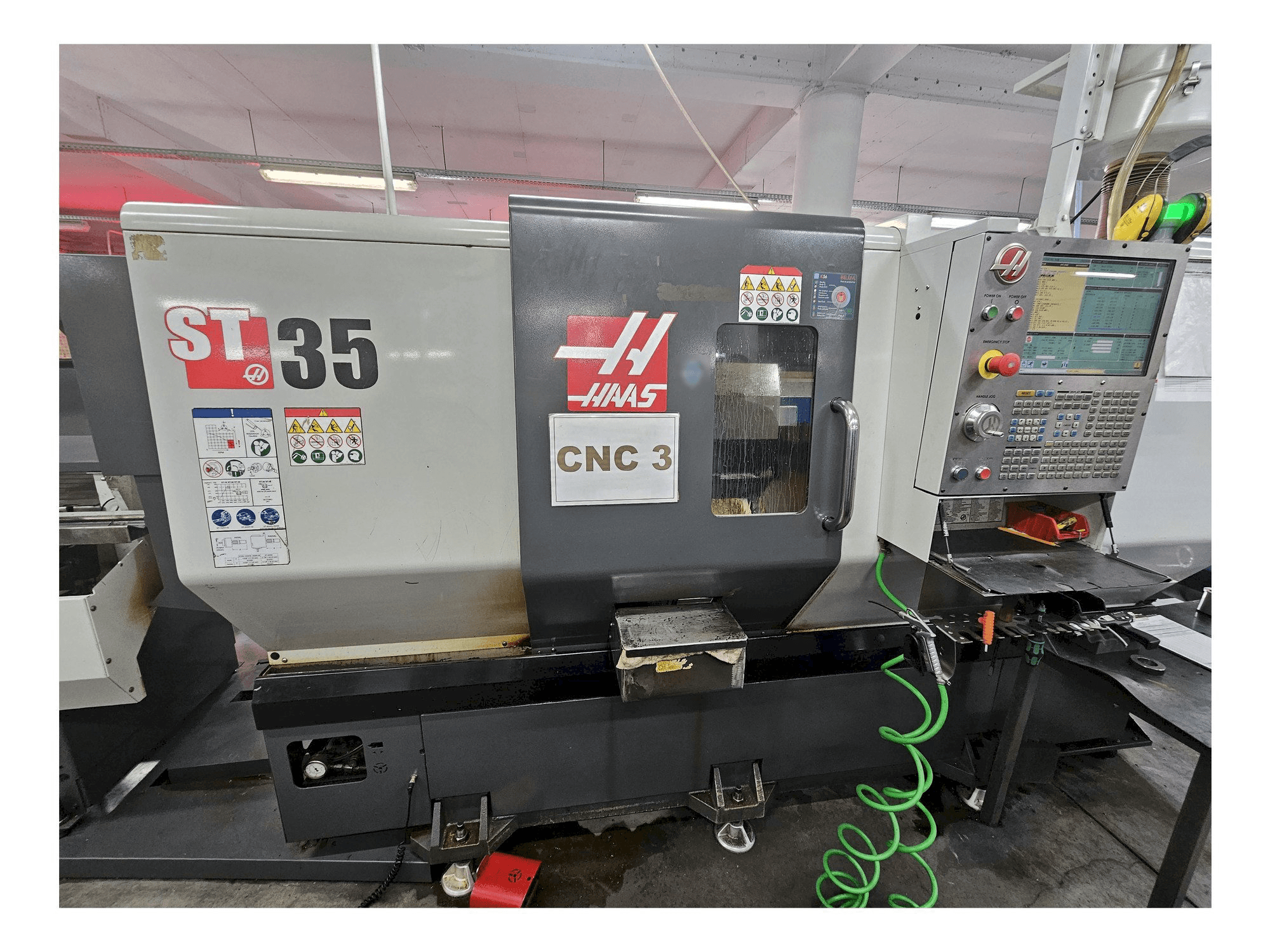 Widok z przodu maszyny HAAS ST-35