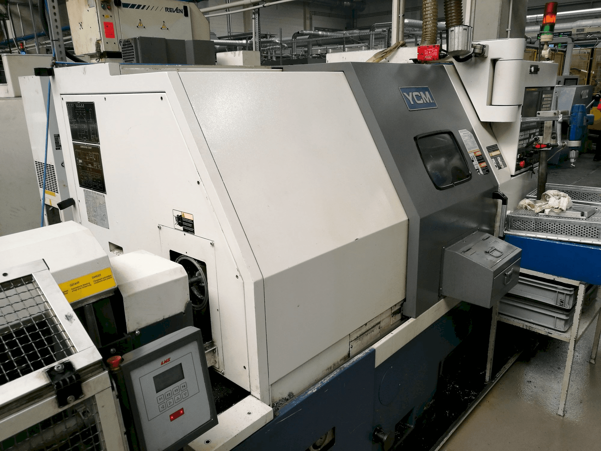 Widok z przodu maszyny YCM GT-250A