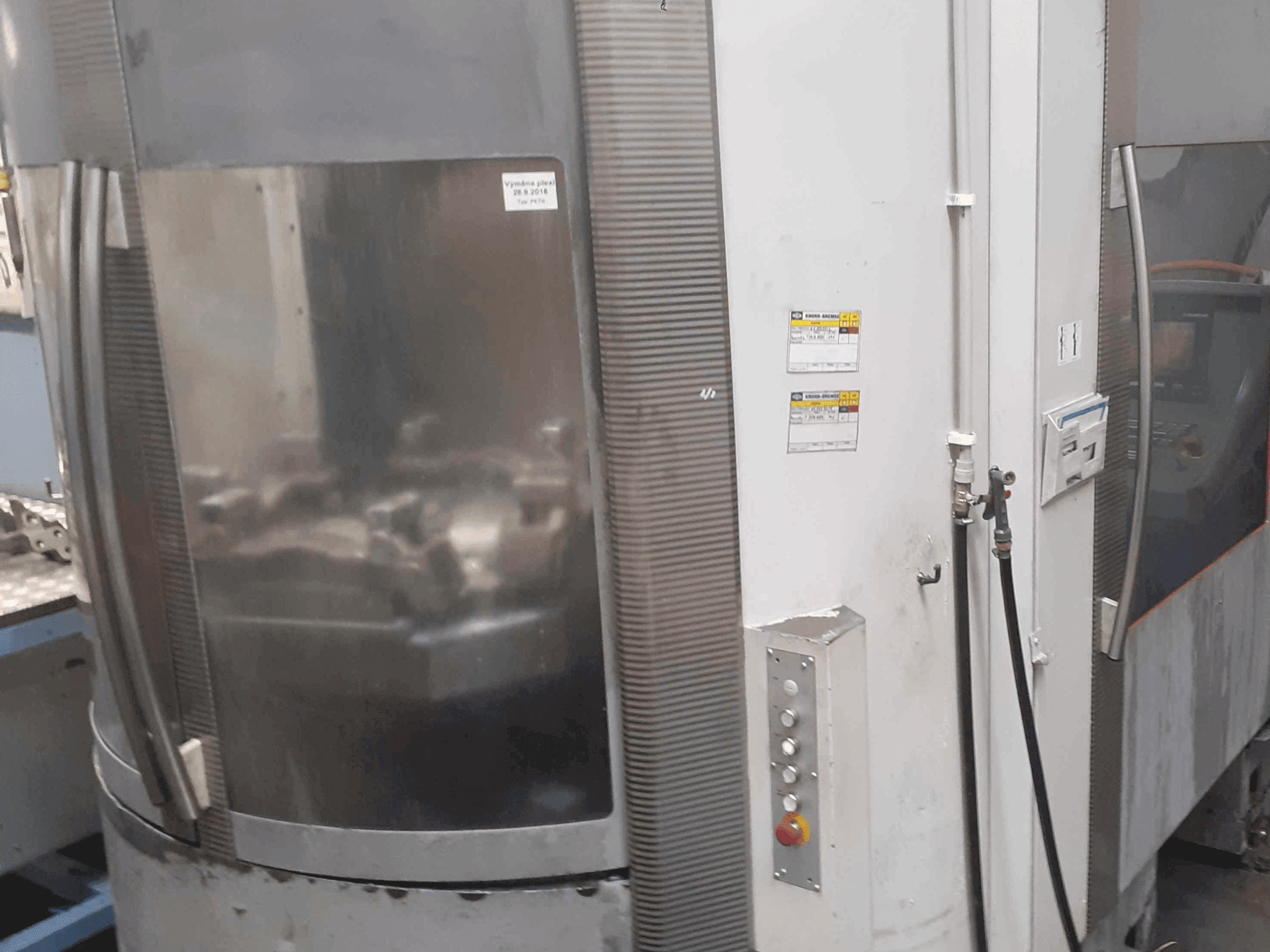 Widok z przodu maszyny DECKEL MAHO DMC 80 H