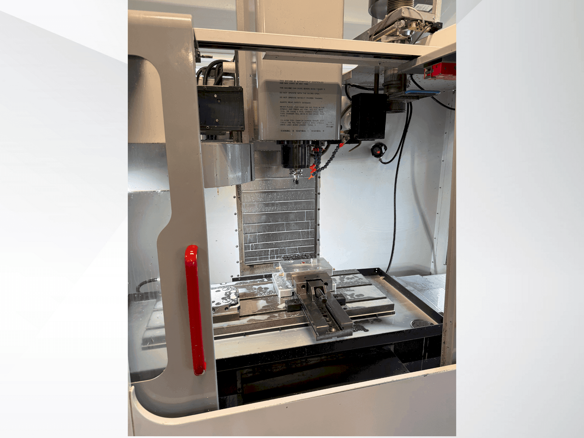 Widok z przodu maszyny HAAS VF-2DHE