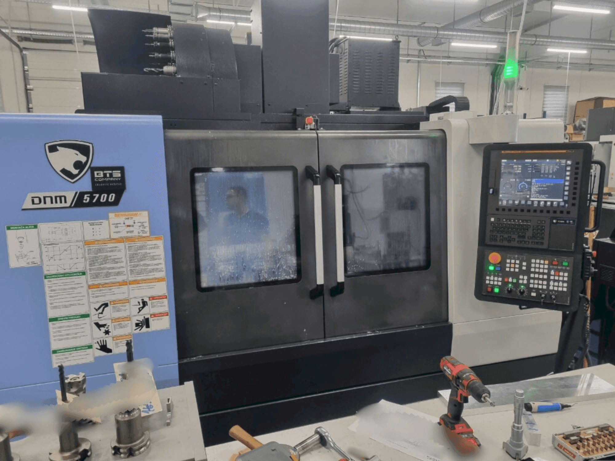 Widok z przodu maszyny DN SOLUTIONS DNM 5700