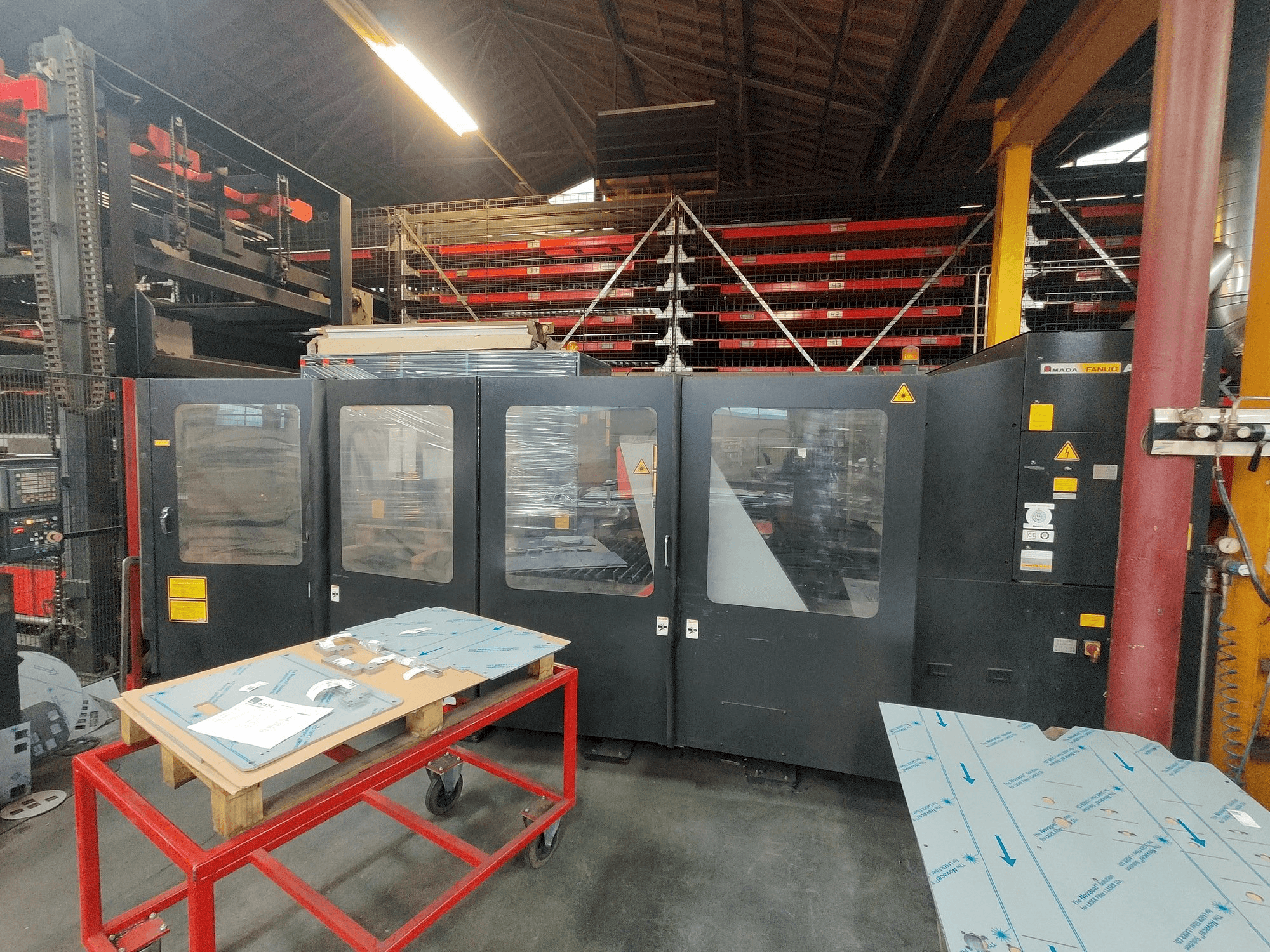 Widok z przodu maszyny AMADA FO 3015