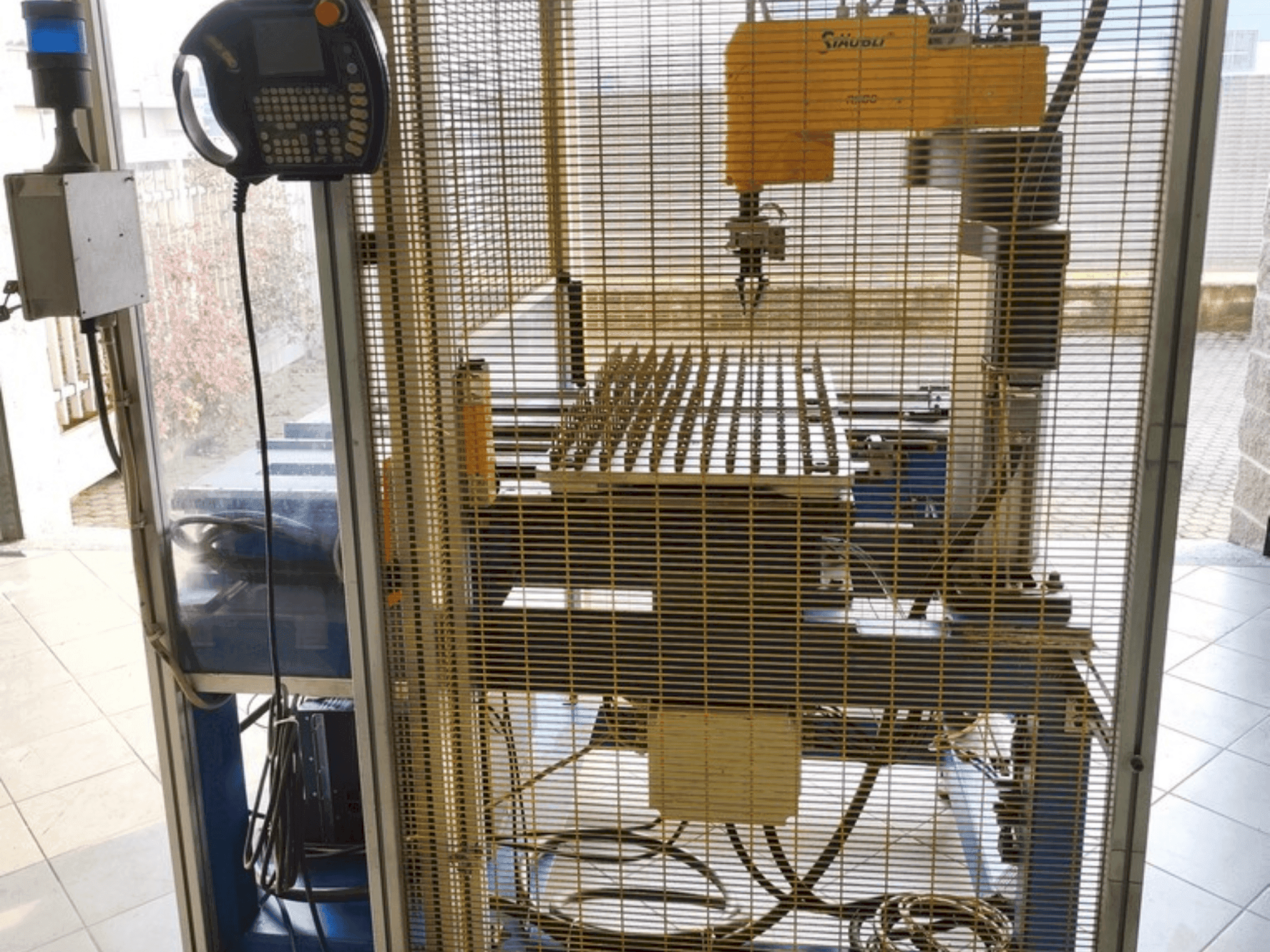 Widok z przodu maszyny STAUBLI RS80