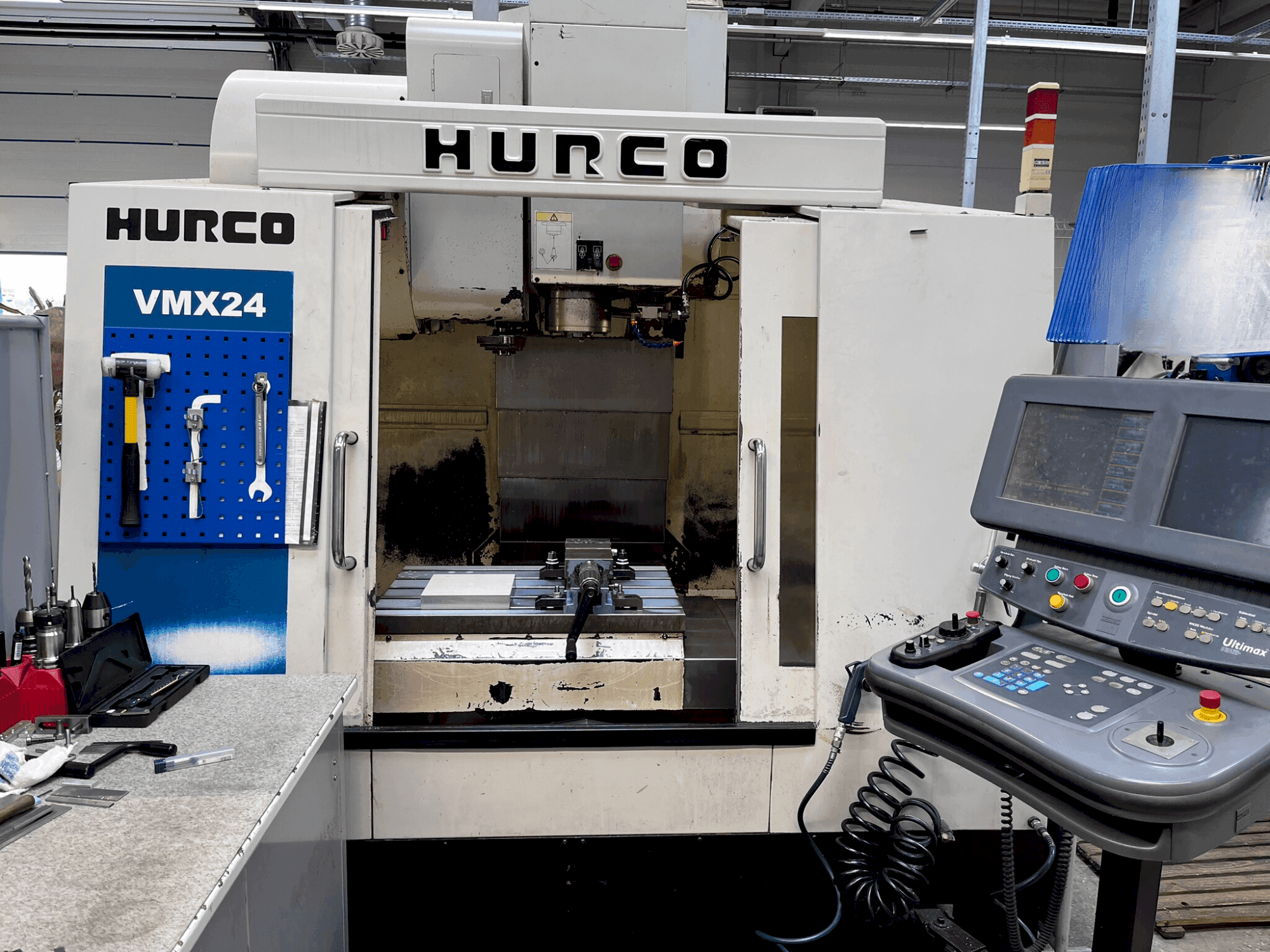 Widok z przodu maszyny Hurco VMX 24