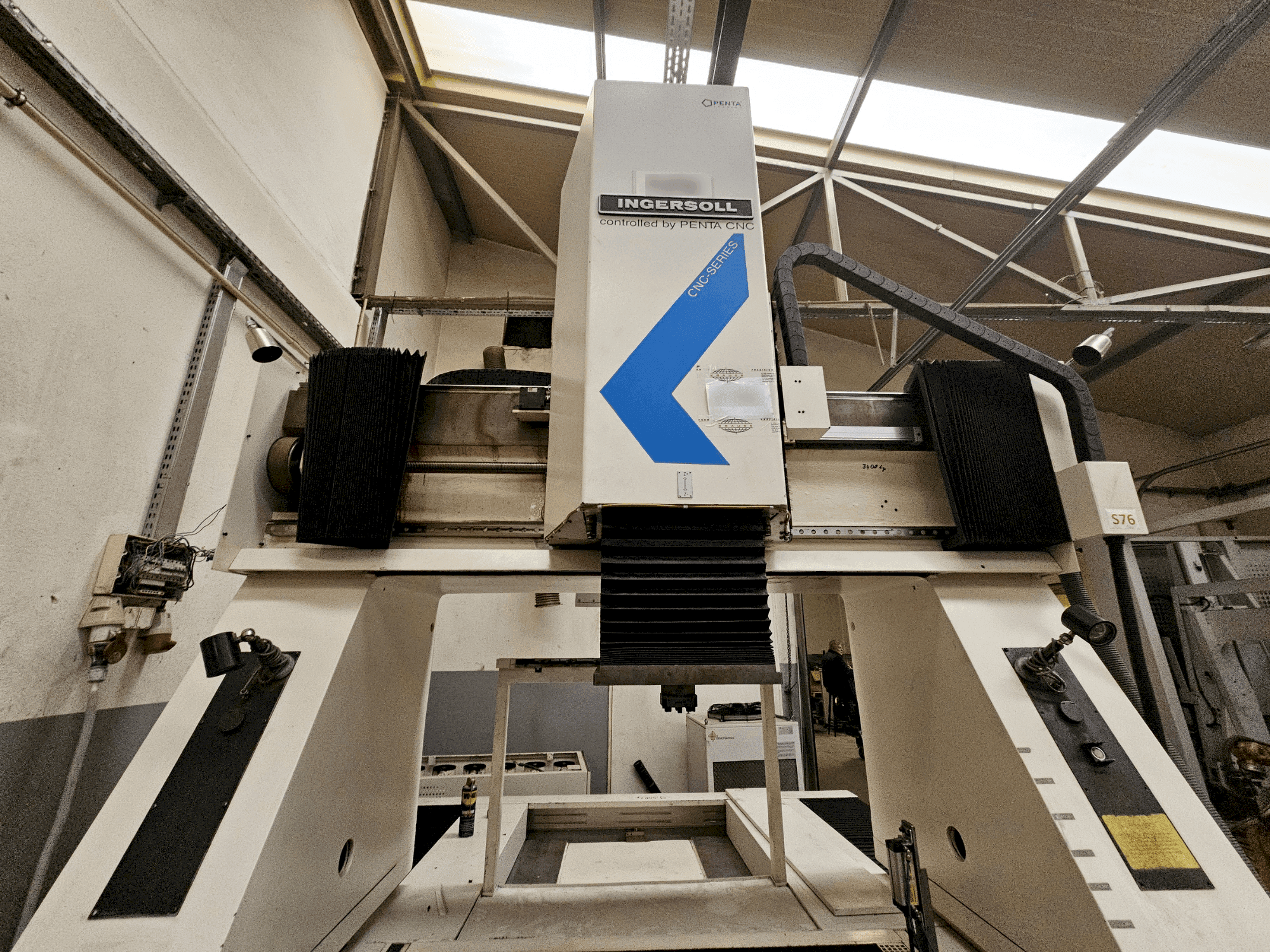 Widok z przodu maszyny INGERSOLL IG1300 PENTA