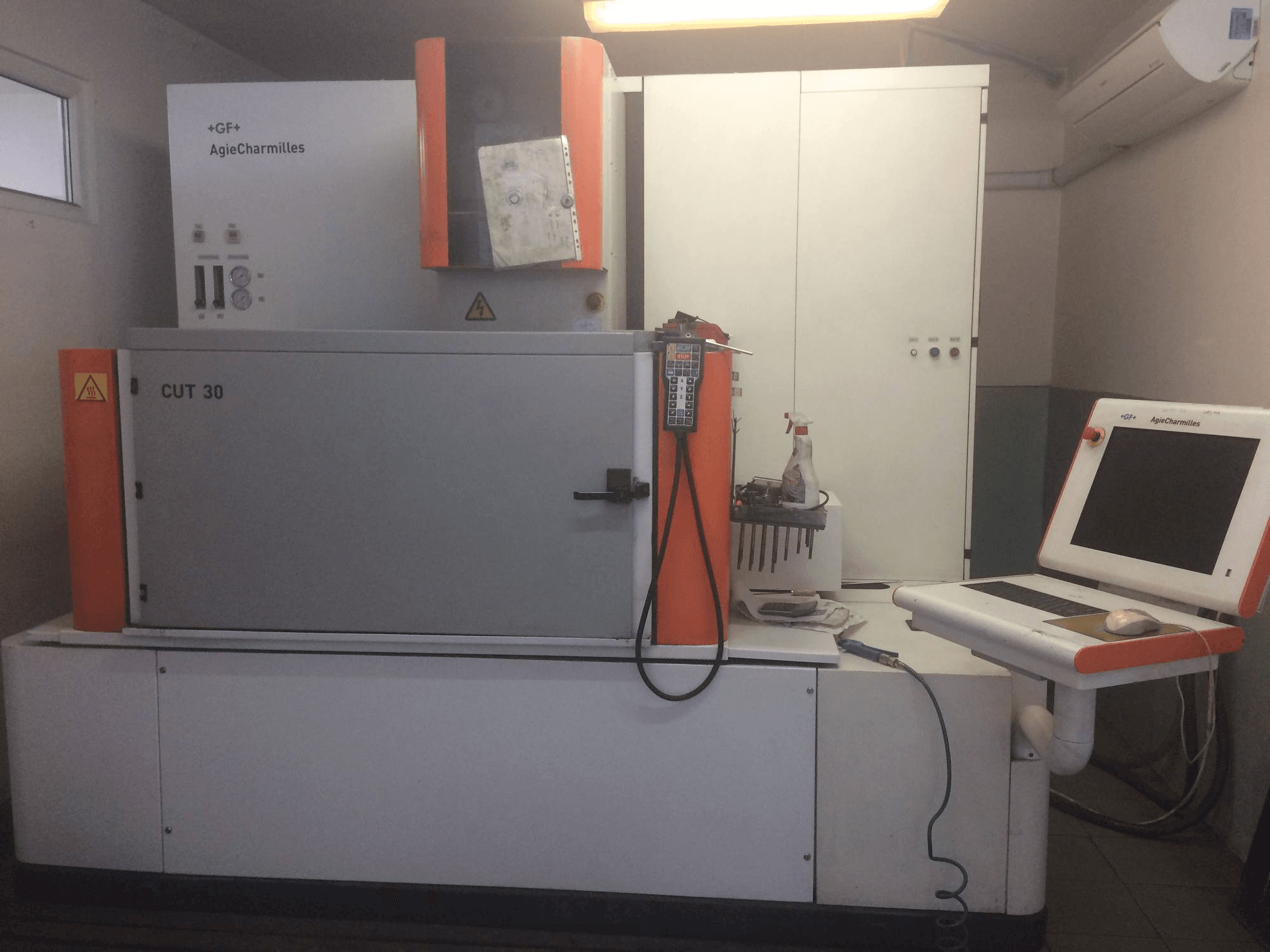 Widok z przodu maszyny AgieCharmilles CUT 30P