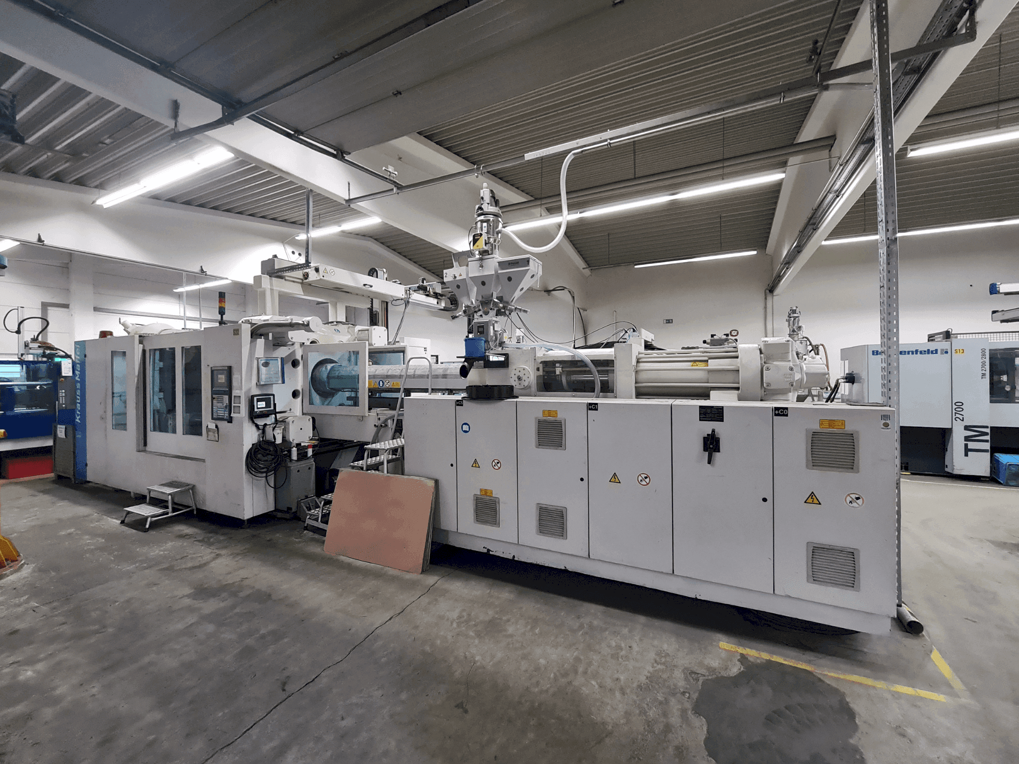 Widok z przodu maszyny Krauss Maffei 800-6100 MX