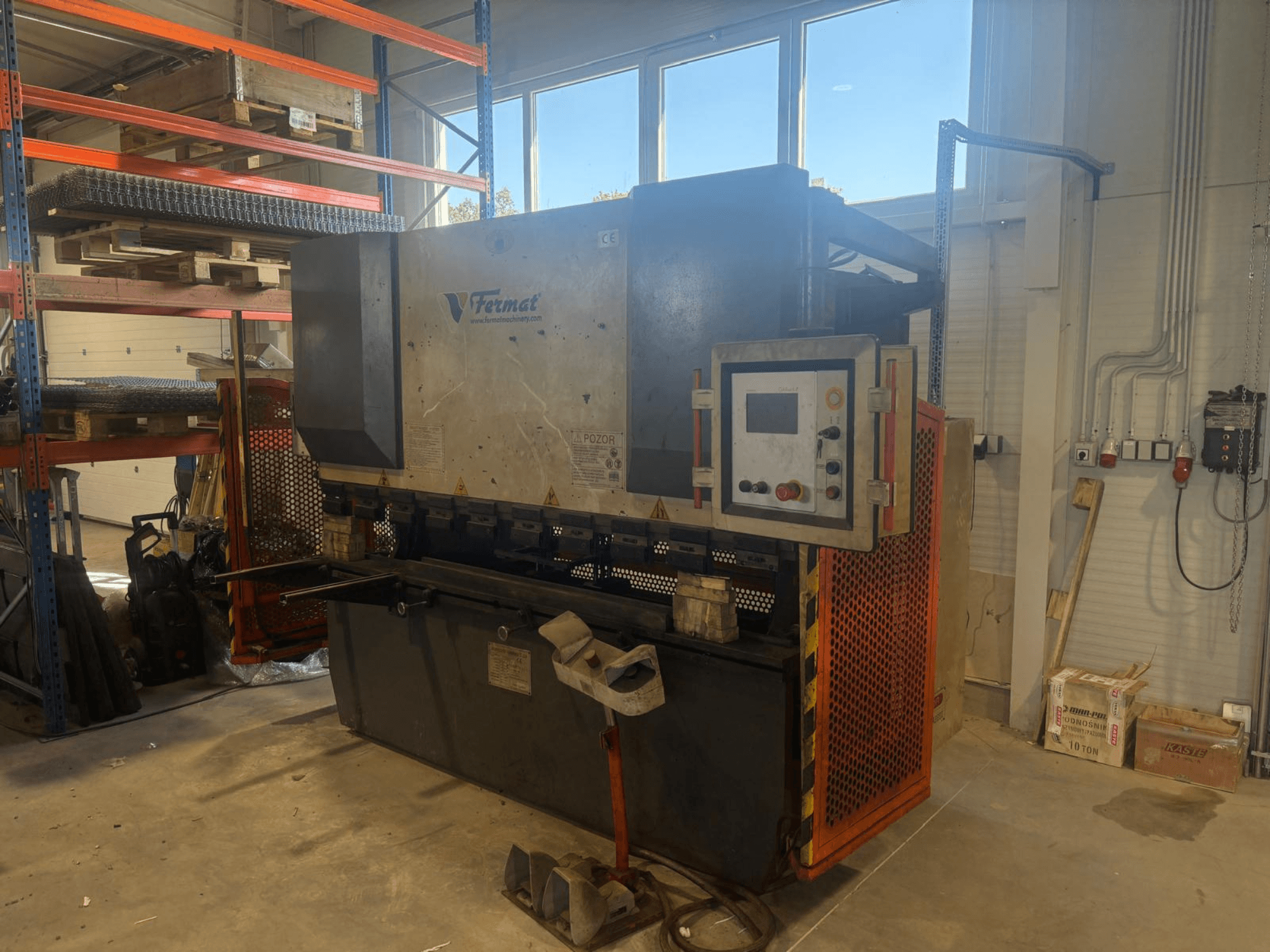 Prasa krawędziowa FERMAT CTOF 80/2500 z sterowaniem CNC przedstawiona z boku, z widocznym panelem sterowania i narzędziami do gięcia metalu.