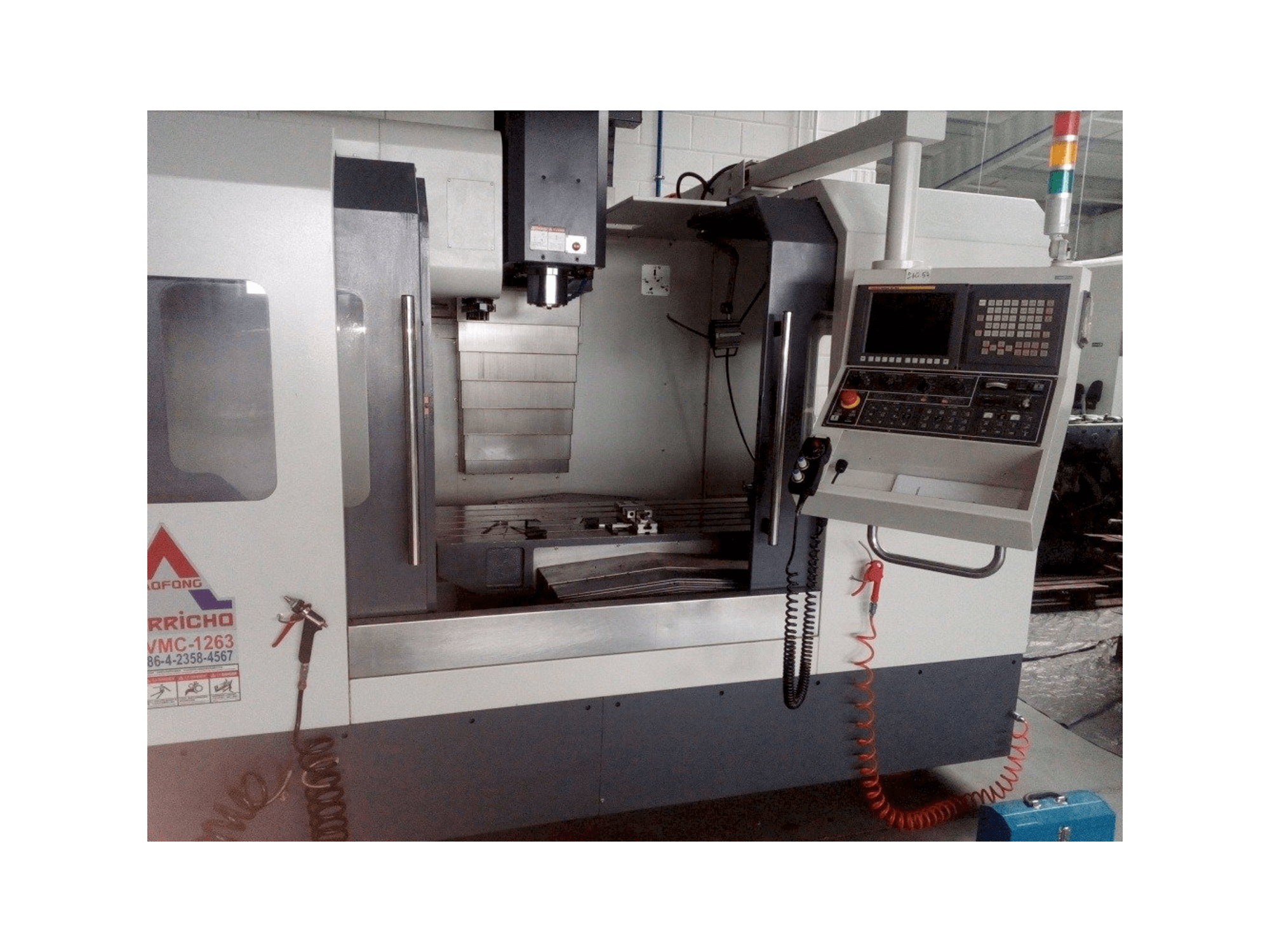 Widok z przodu maszyny EVERRICHO ER-VMC-1263A