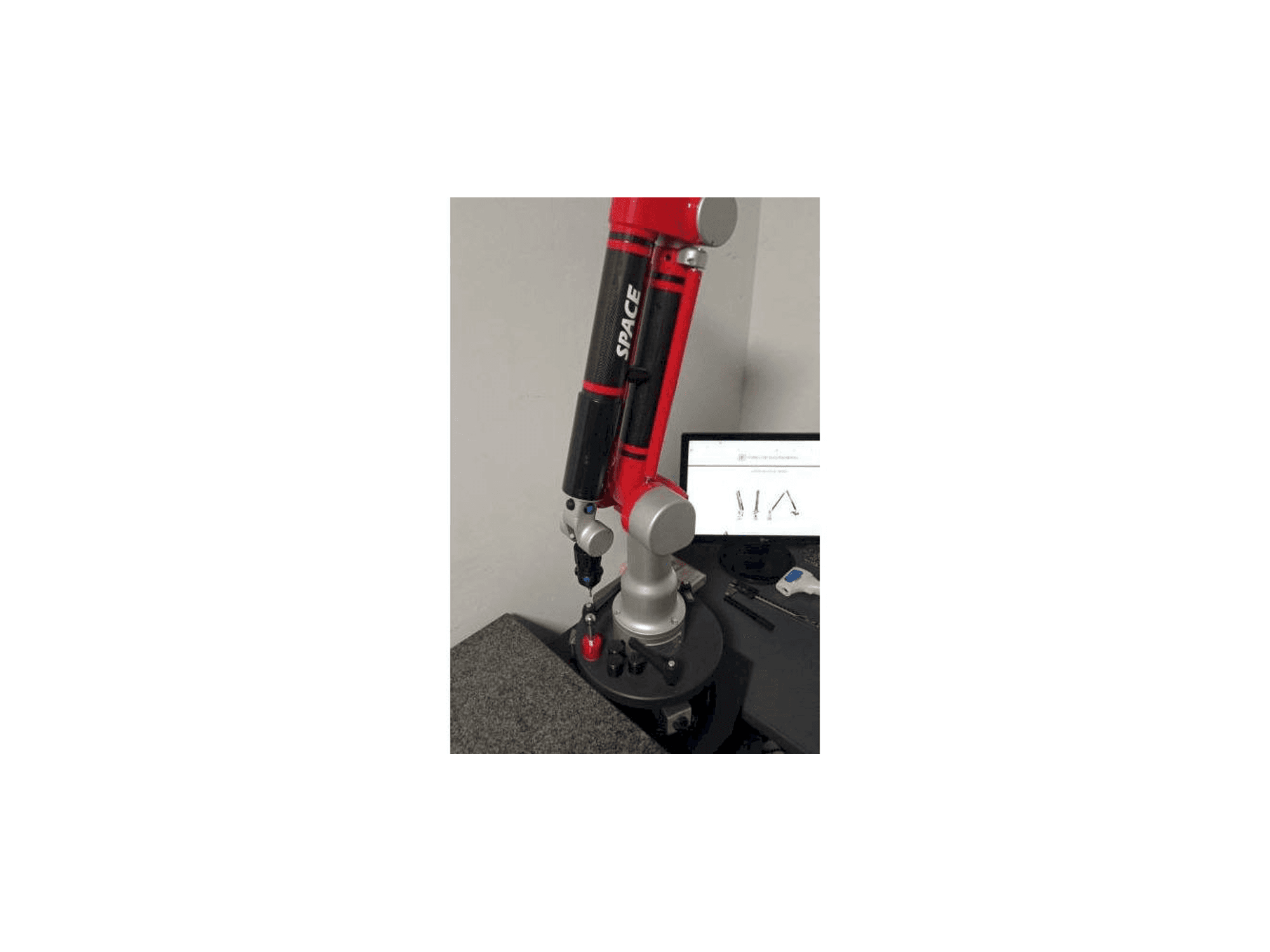 Widok z przodu maszyny Tomelleri Engineering Space - 6 Axes