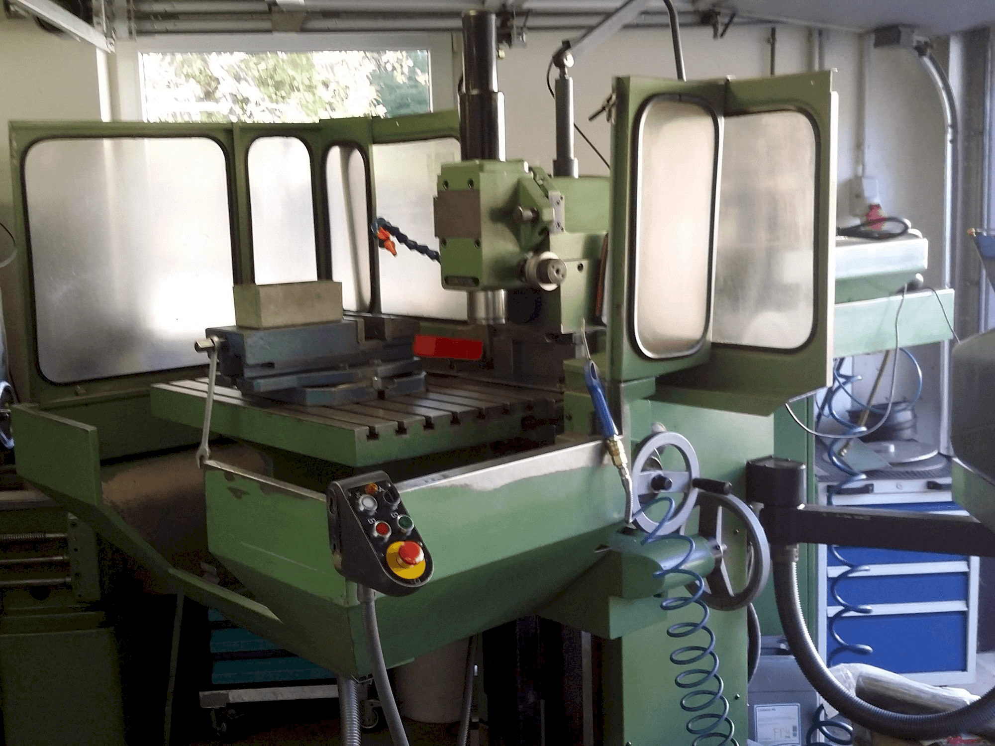 Widok z przodu maszyny DECKEL FP4A