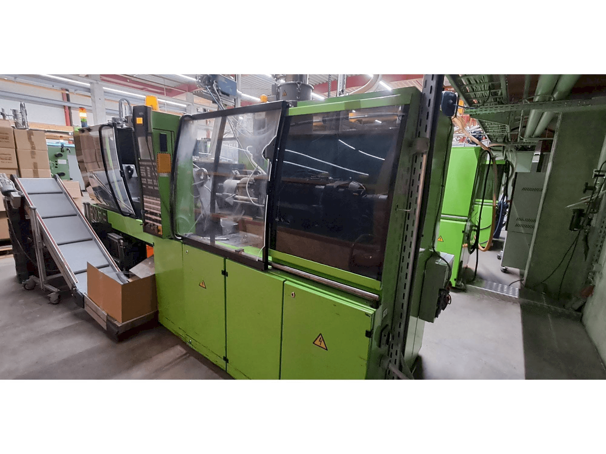 Widok z przodu maszyny Engel ES 330/110 HL