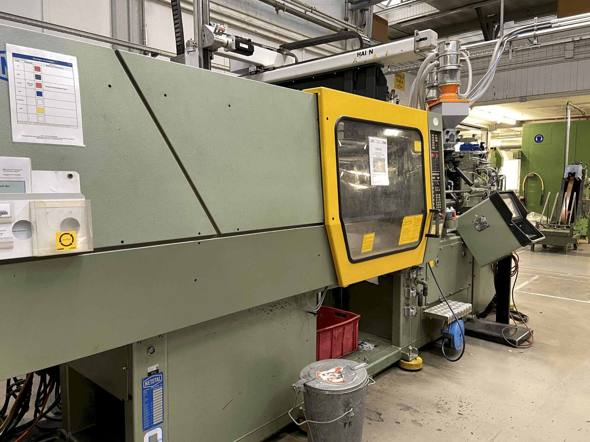 Widok z przodu maszyny Netstal Synergy 1500K/460