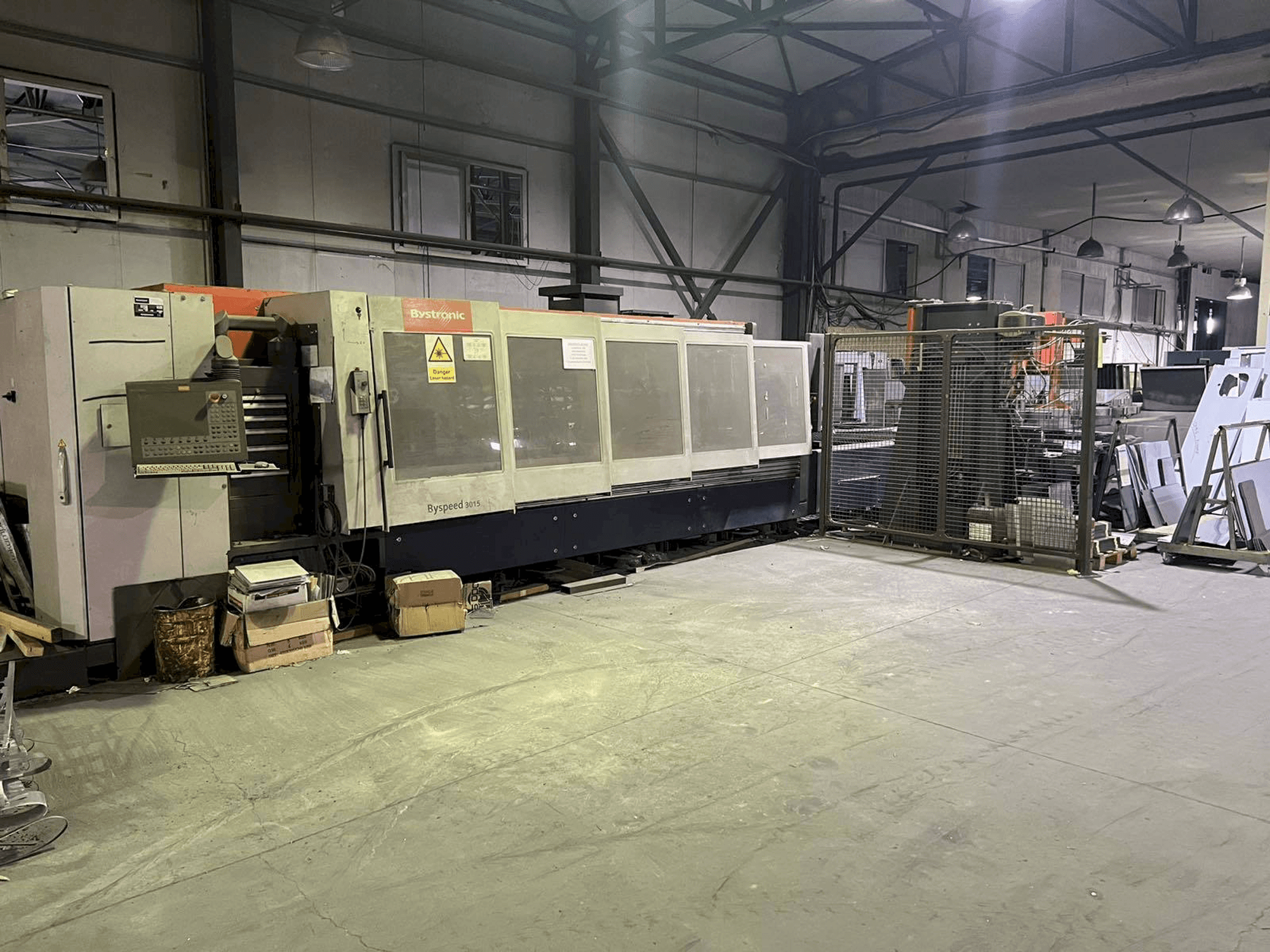 Widok z przodu maszyny Bystronic Byspeed 3015