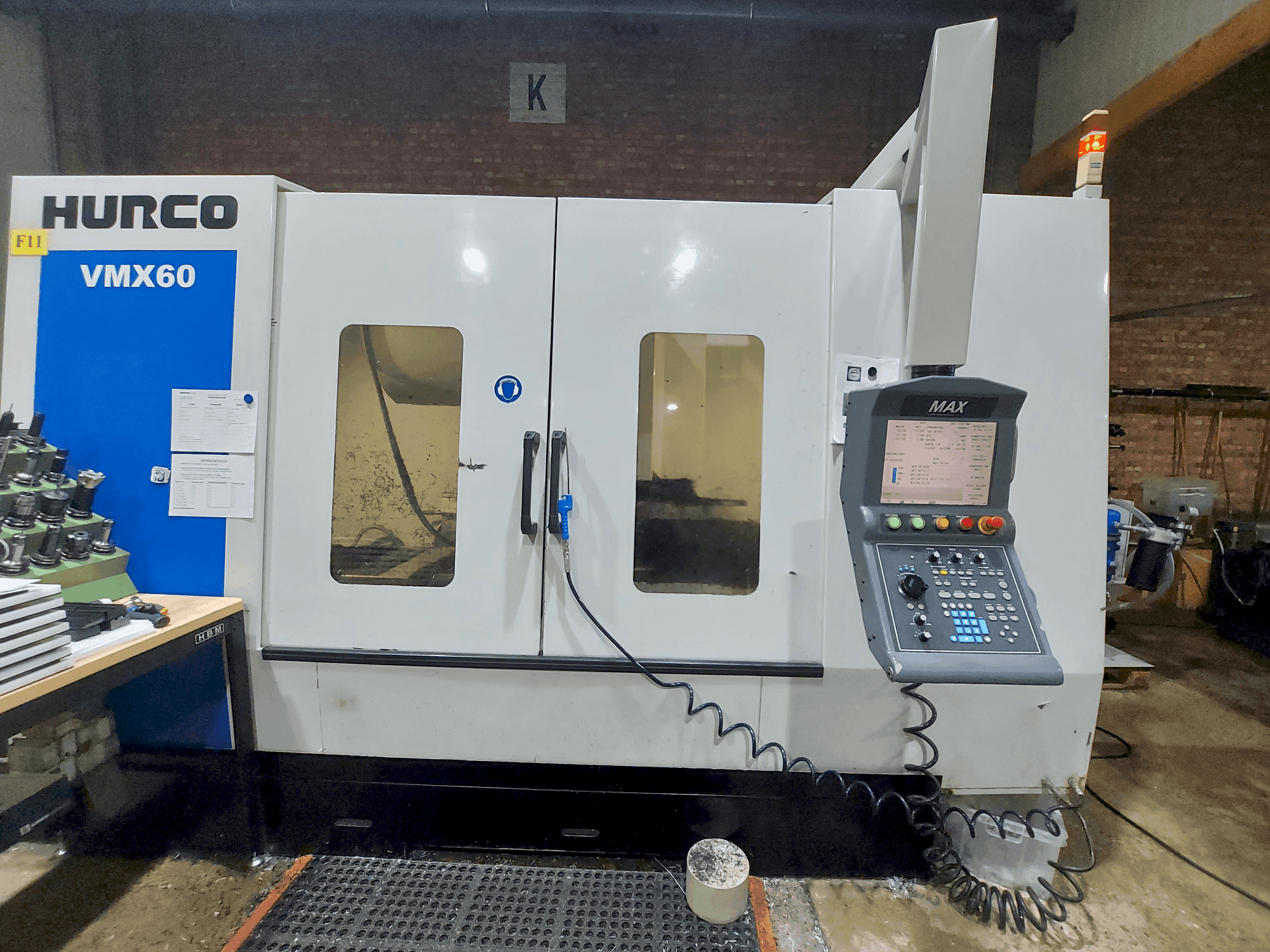 Widok z przodu maszyny Hurco VMX60/40T