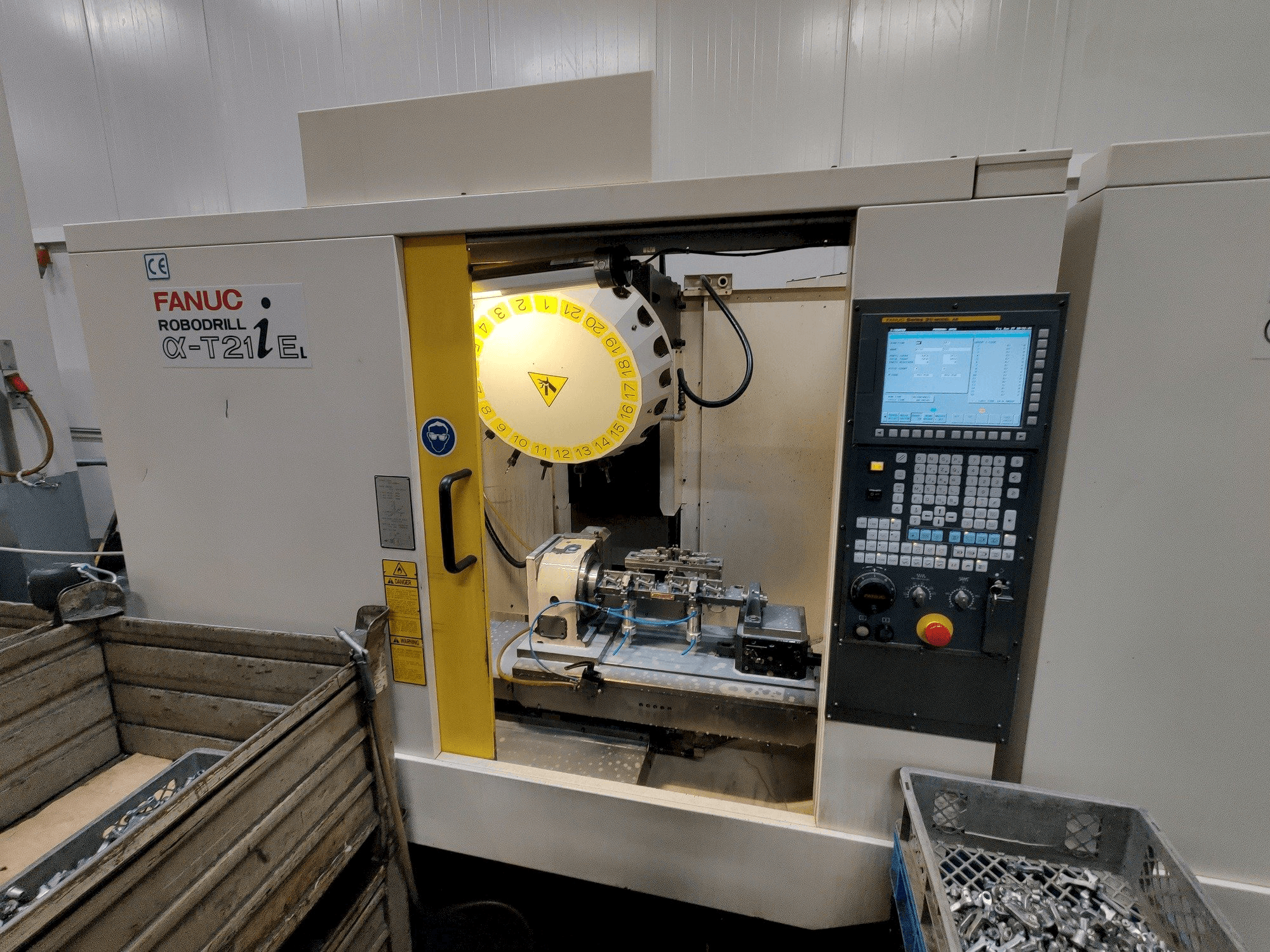 Widok z przodu maszyny FANUC Robodrill α-T21iEL