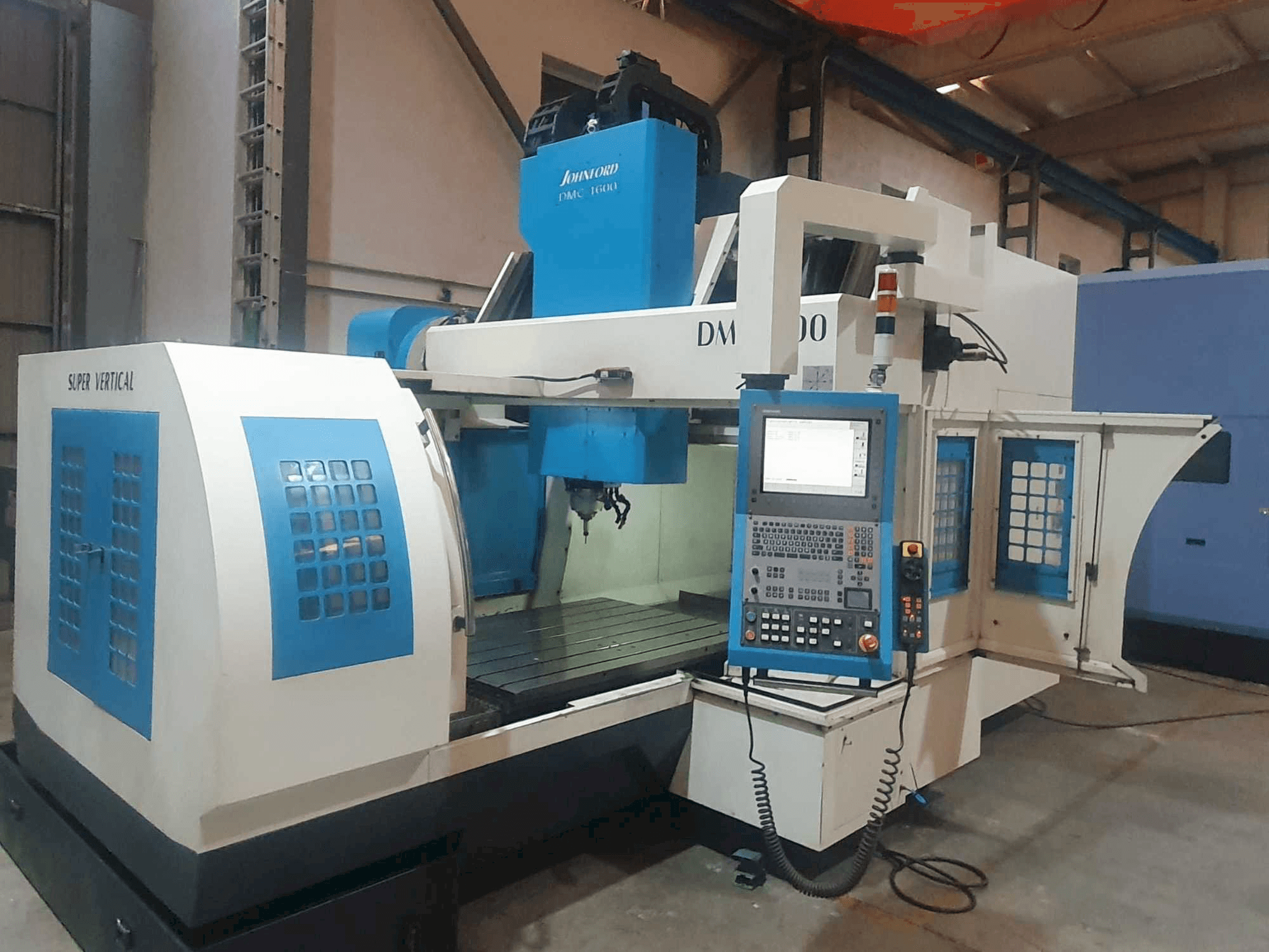 Widok z przodu maszyny Johnford DMC-1600