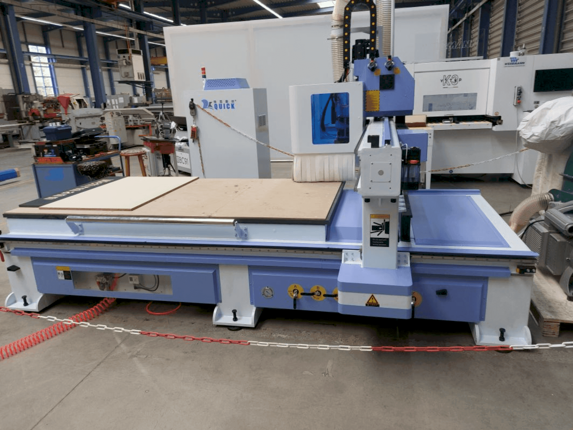 Widok z przodu maszyny QUICK CNC UE-481