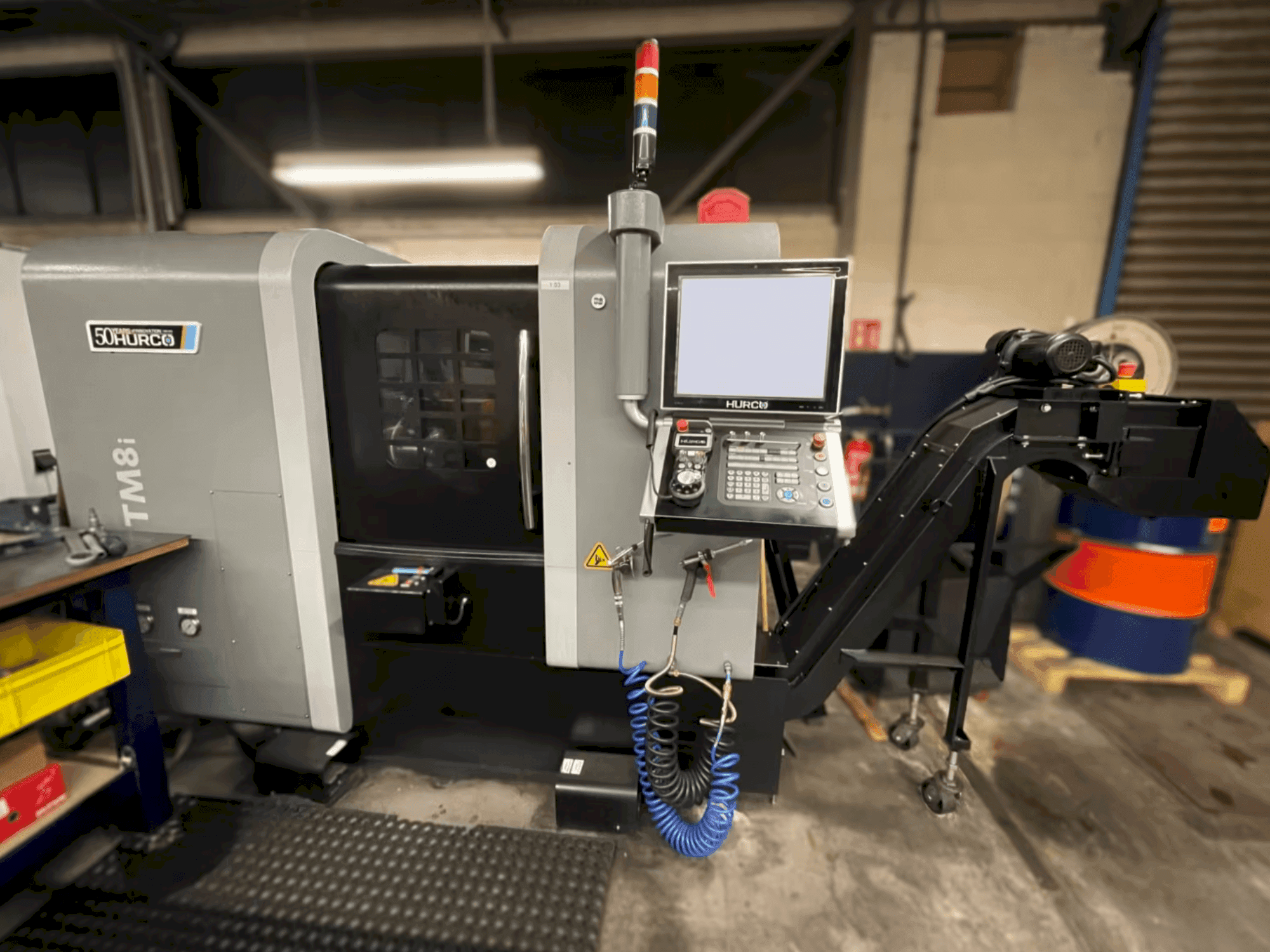 Widok z przodu maszyny Hurco TM8i