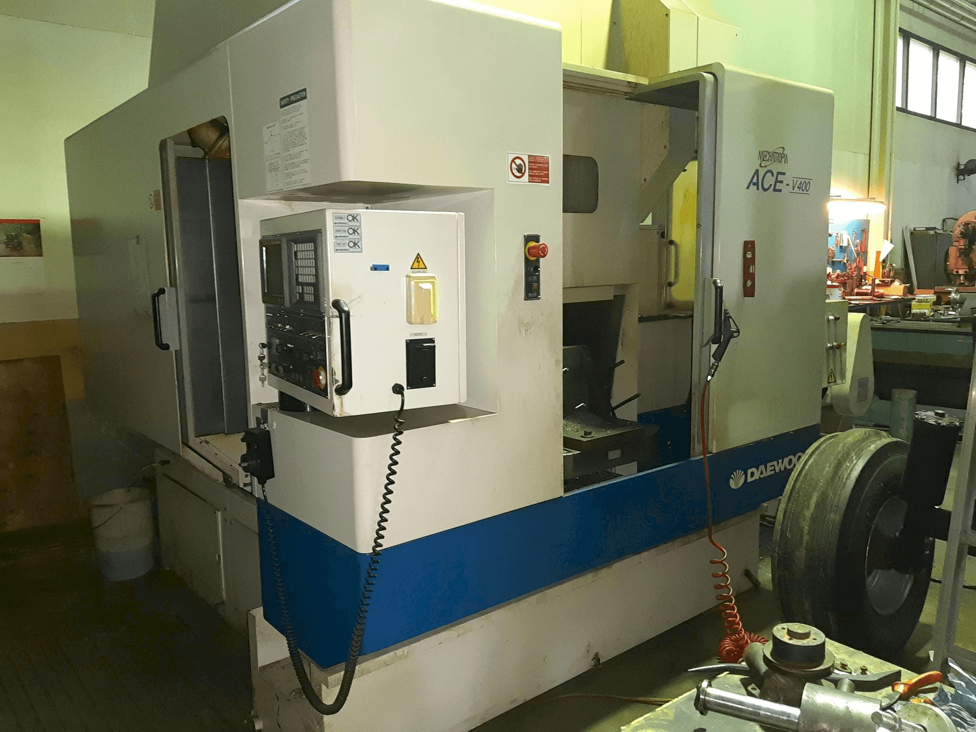 Widok z przodu maszyny DAEWOO ACE-V400