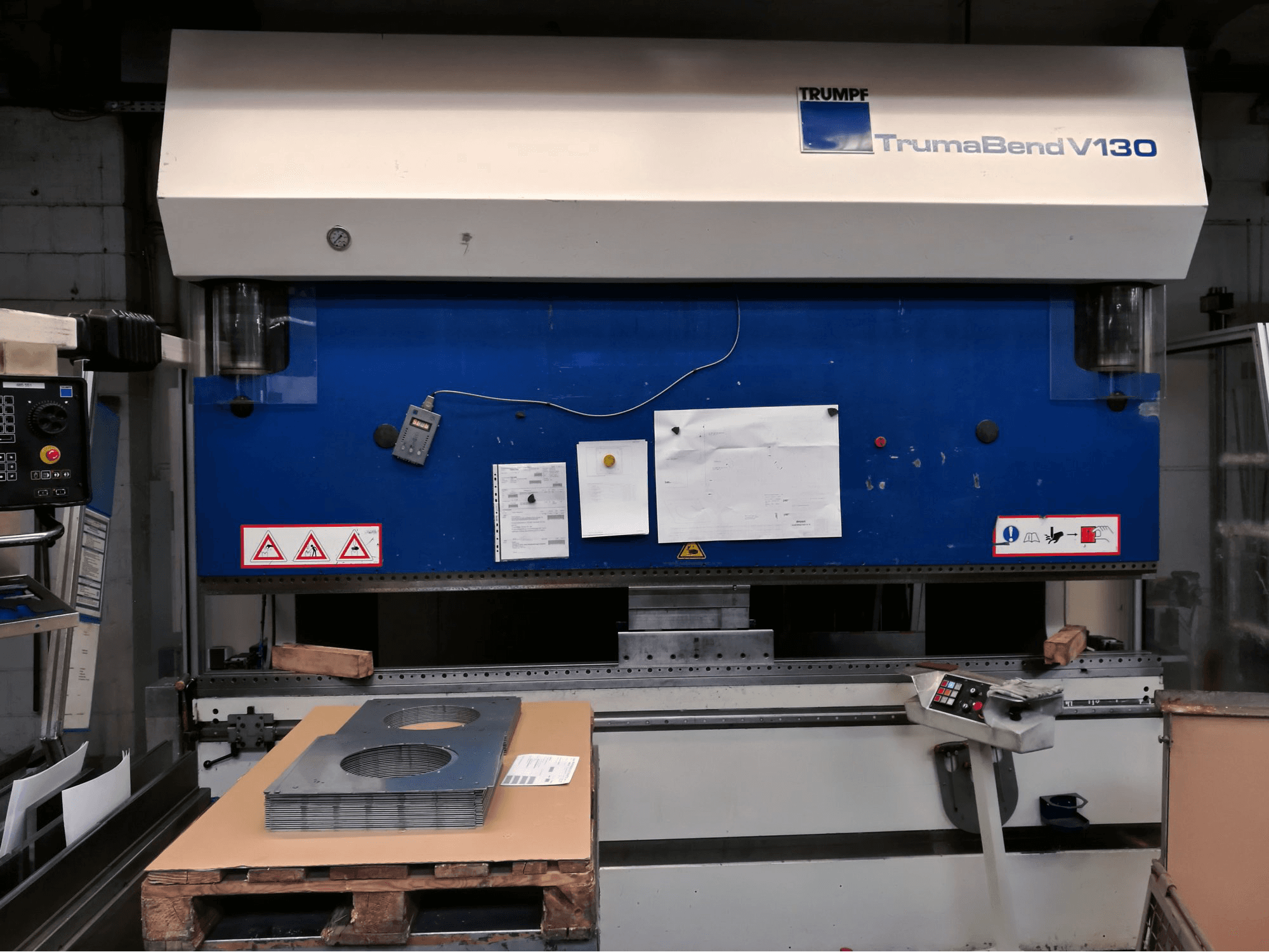 Widok z przodu maszyny Trumpf TrumaBend V130