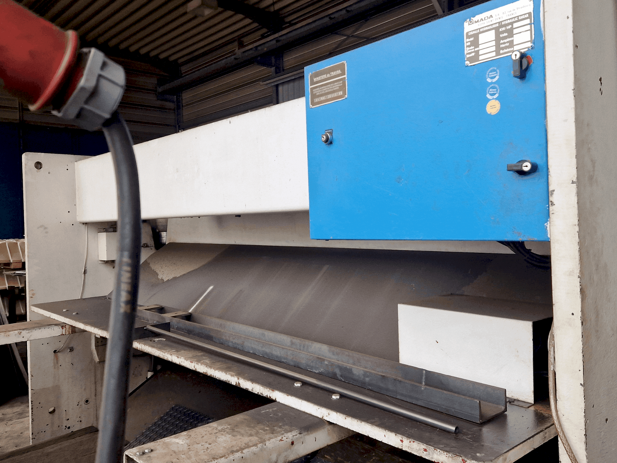 Widok z przodu maszyny AMADA GPN1 30