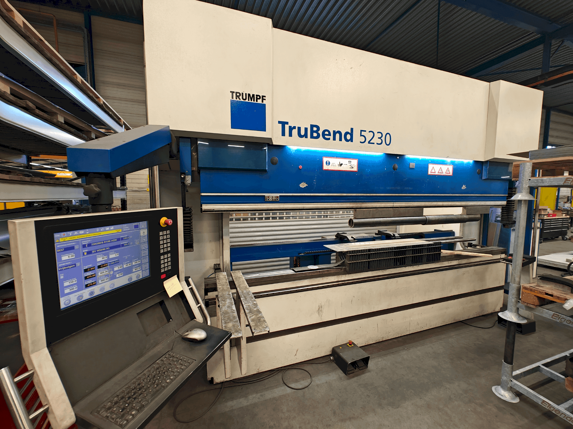Widok z przodu maszyny TRUMPF TruBend 5230