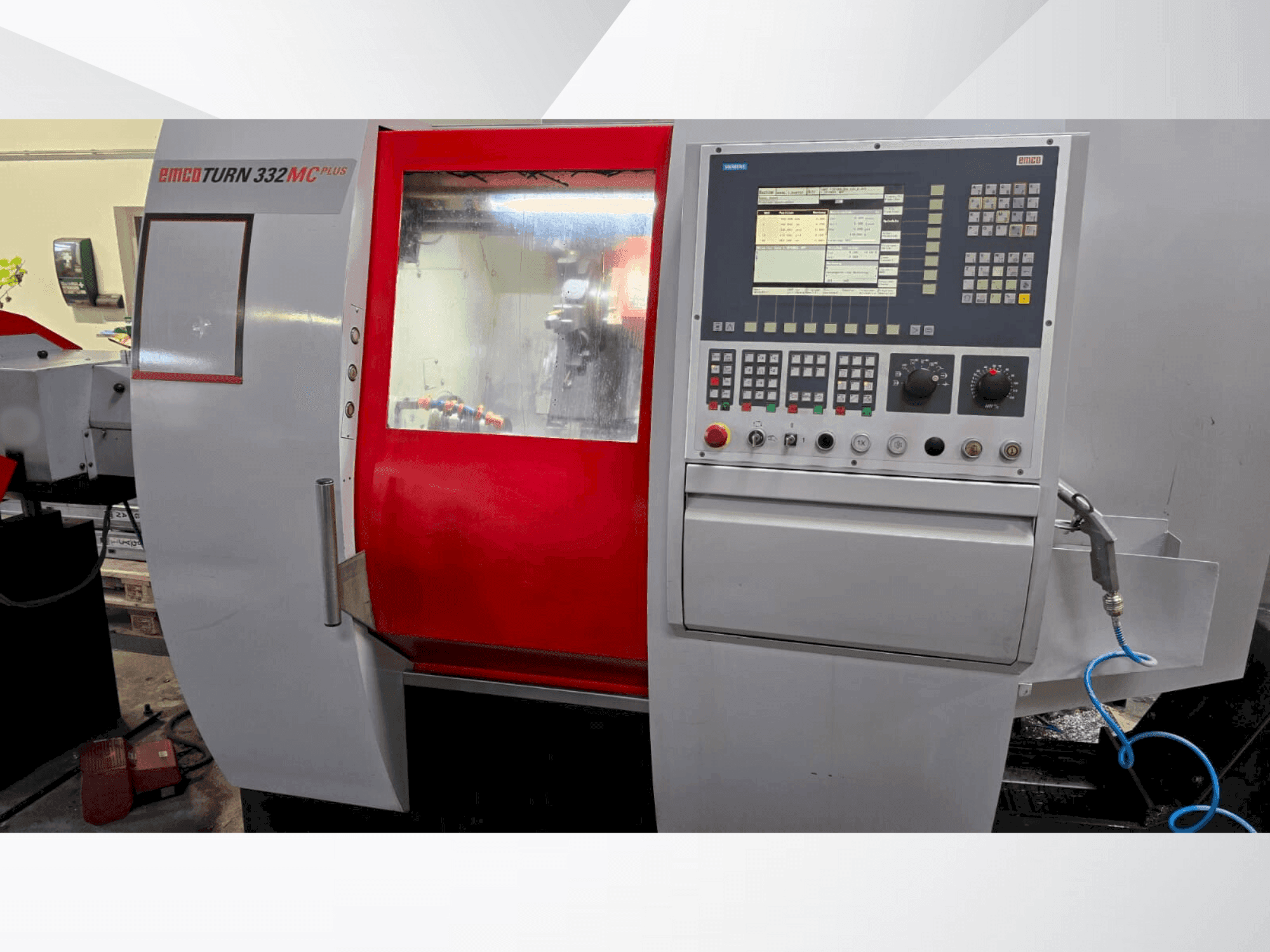 Widok z przodu maszyny EMCO TURN 332 MC