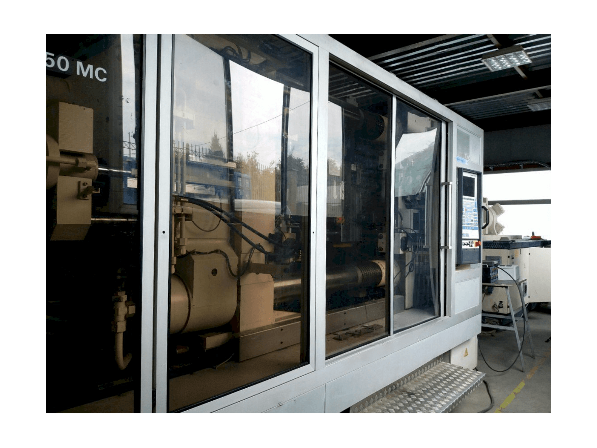 Widok z przodu maszyny Krauss Maffei KM 800/1330 MC