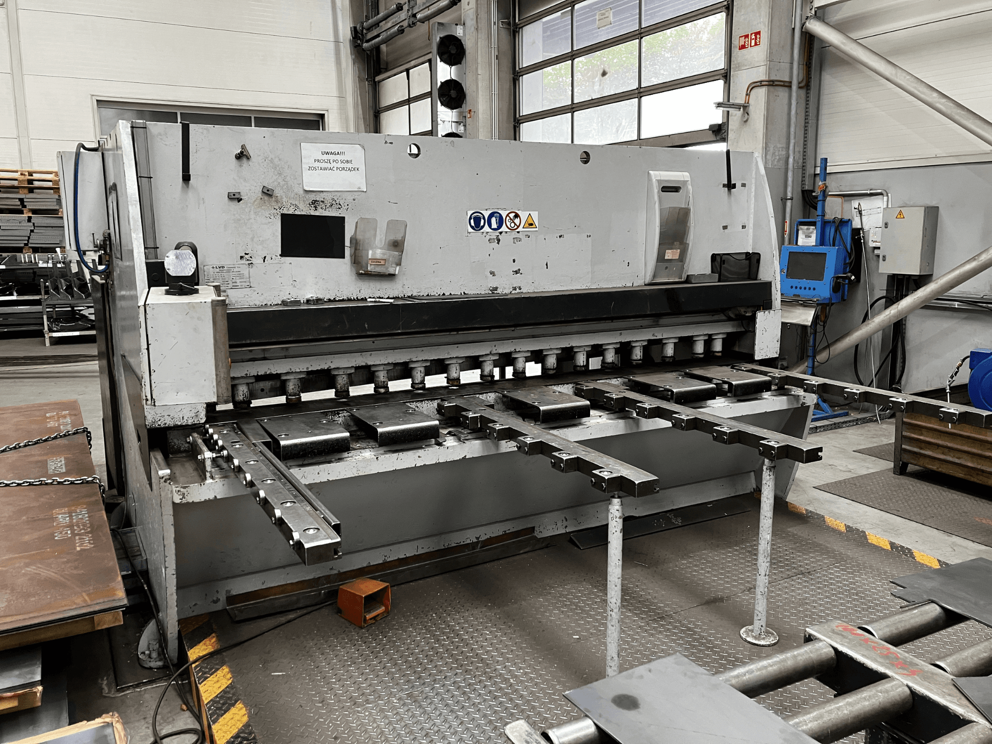 Nożyce CNC LVD MVS-TS 13/31, widok z przodu, z ostrzami tnącymi i panelem sterowania.