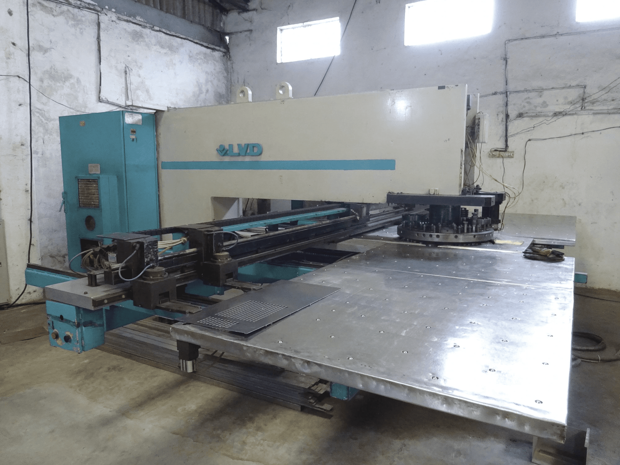 Widok z lewej maszyny LVD DELTA 1250 LB TK