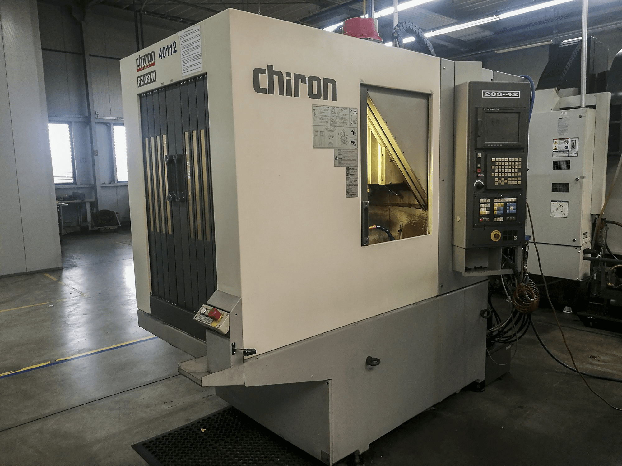 Widok z lewej maszyny Chiron FZ 08 W