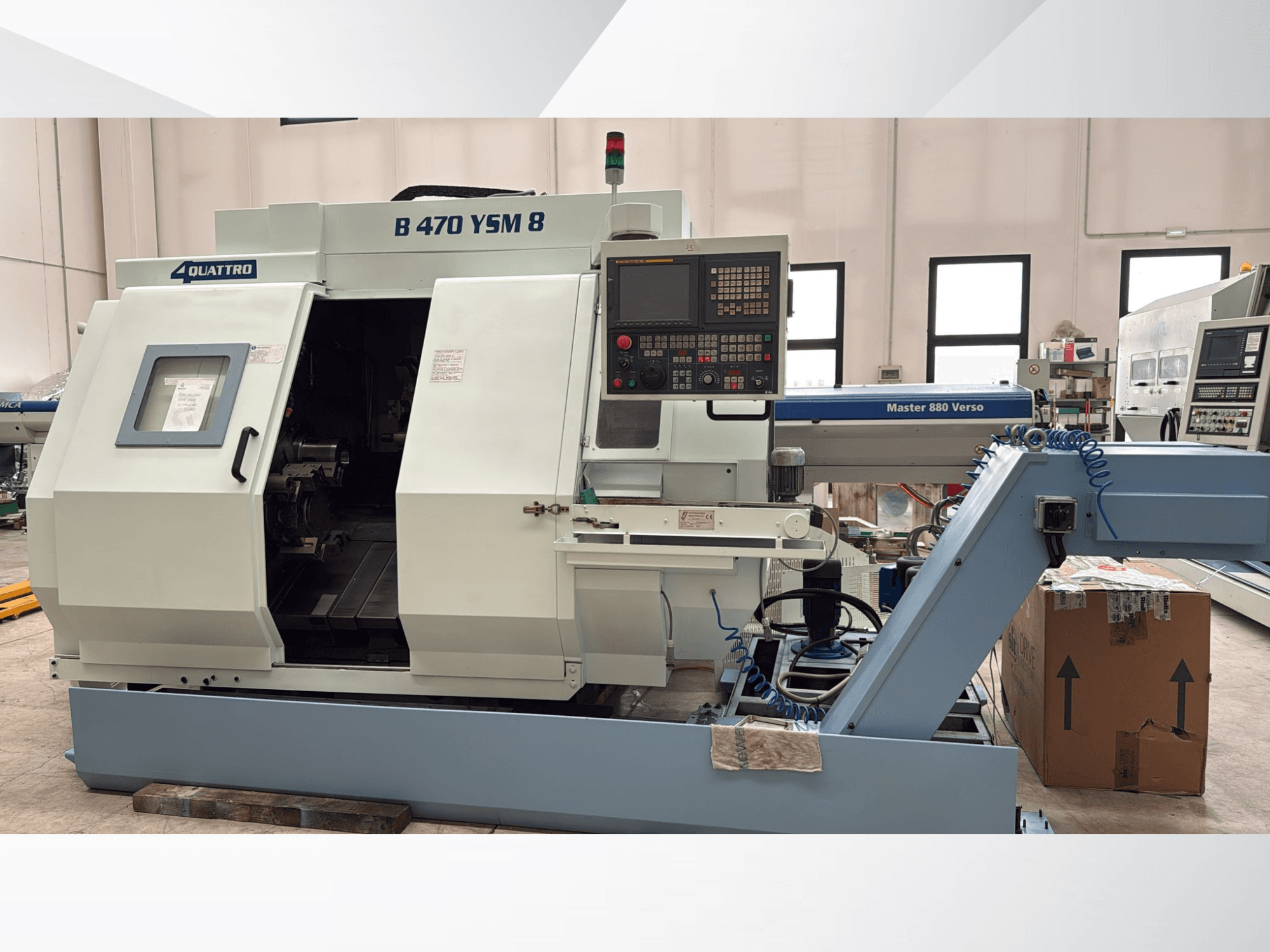 Centrum frezarskie Biglia B470 YSM, widok z przodu pokazujący panel sterowania, otwartą klapę i przestrzeń roboczą z narzędziami wewnątrz.