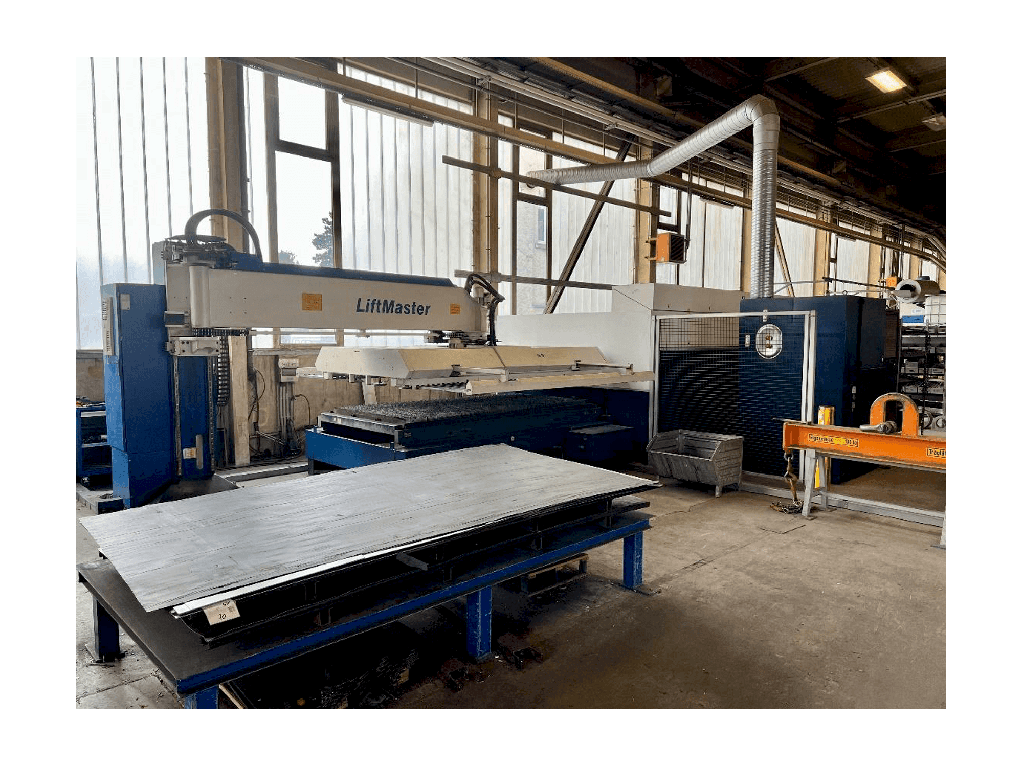 Widok z przodu maszyny TRUMPF TruLaser 3030 Fiber