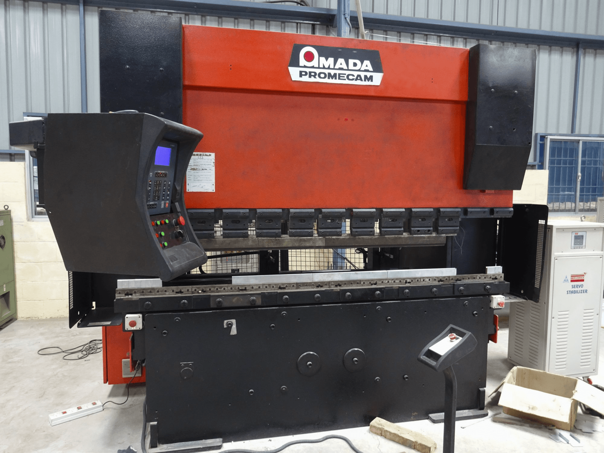 Widok z przodu maszyny AMADA HFBO Promecam
