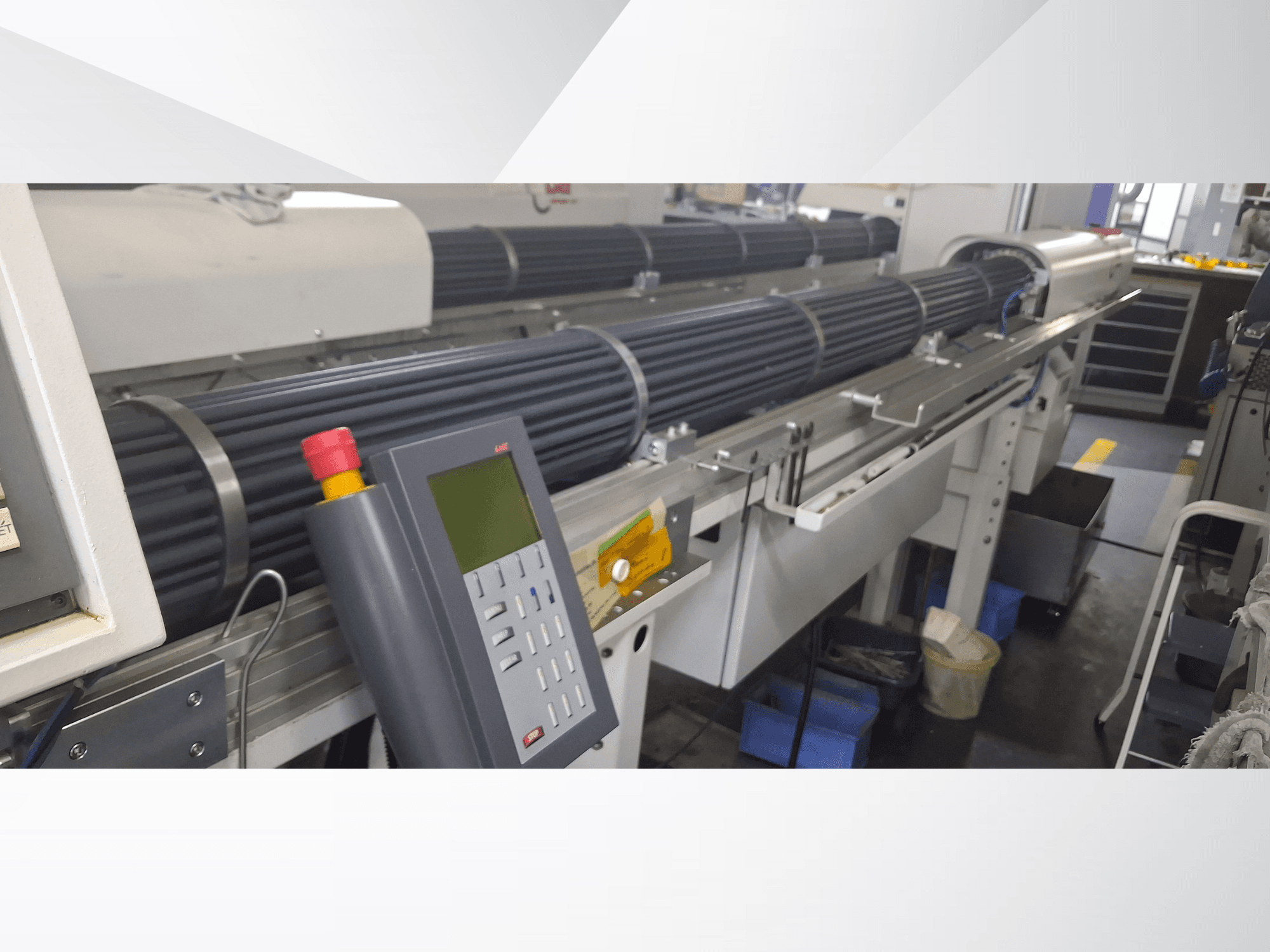 Tokarka szwajcarska TORNOS DECO 10a w widoku z przodu, z panelem sterowania i obrotowymi bębnami do precyzyjnej obróbki.