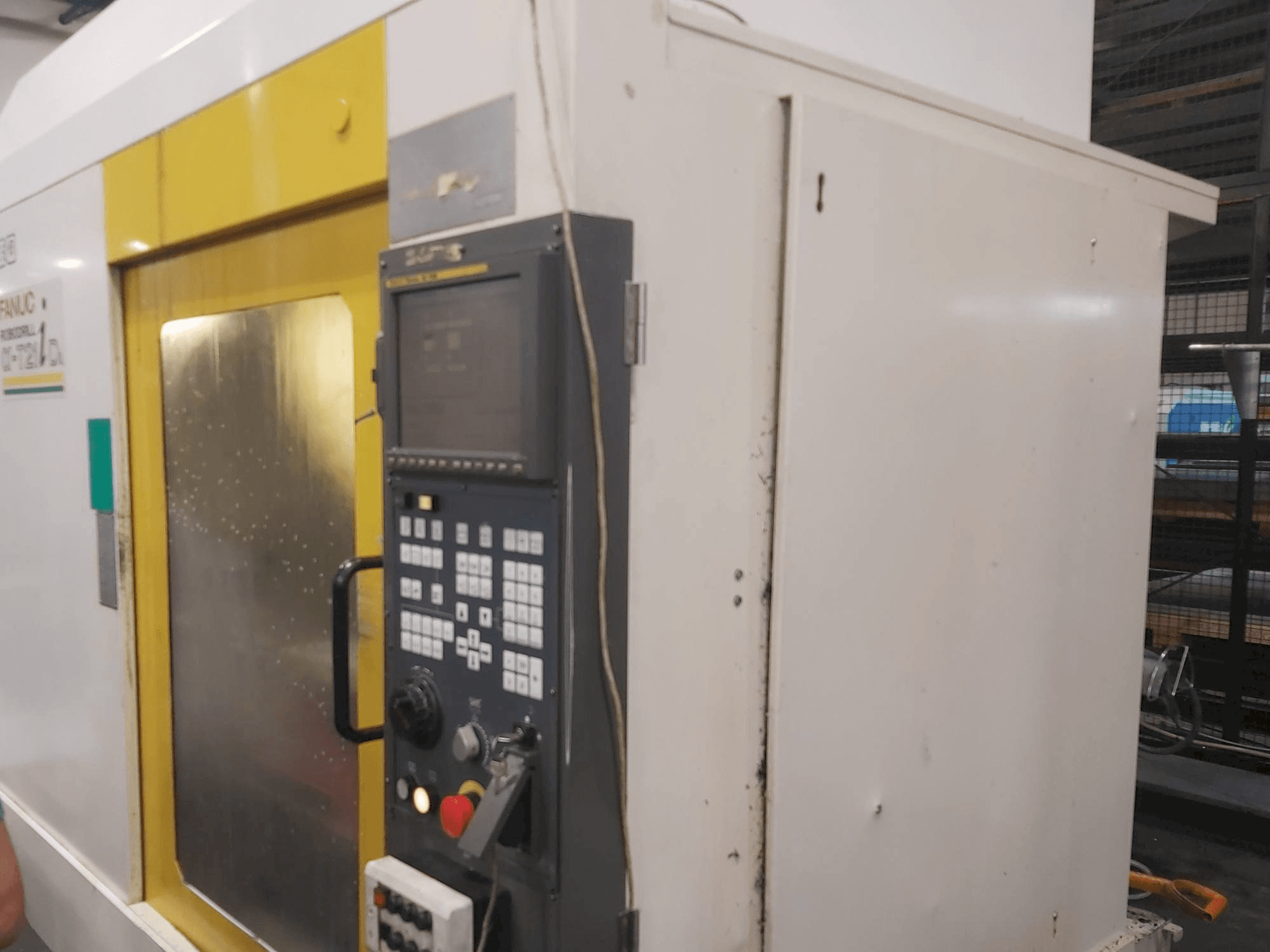 Widok z przodu maszyny FANUC Robodrill Alpha T21D