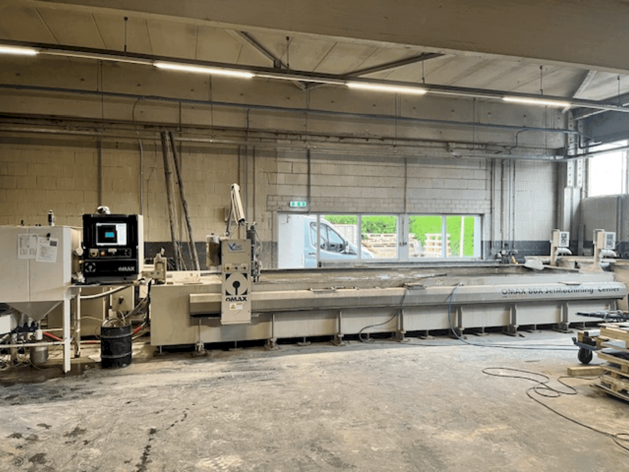 Widok z przodu maszyny OMAX 80X