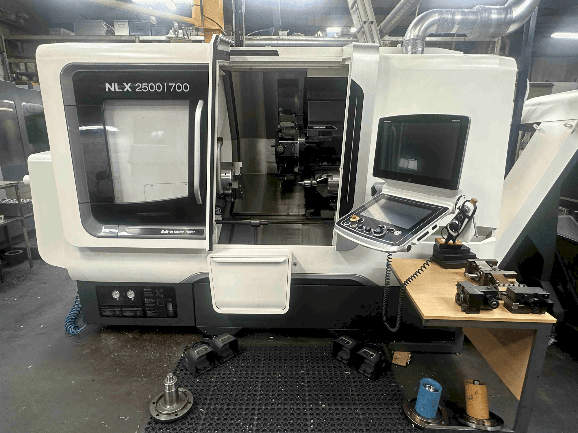 Widok z przodu maszyny DMG MORI NLX2500SY/700