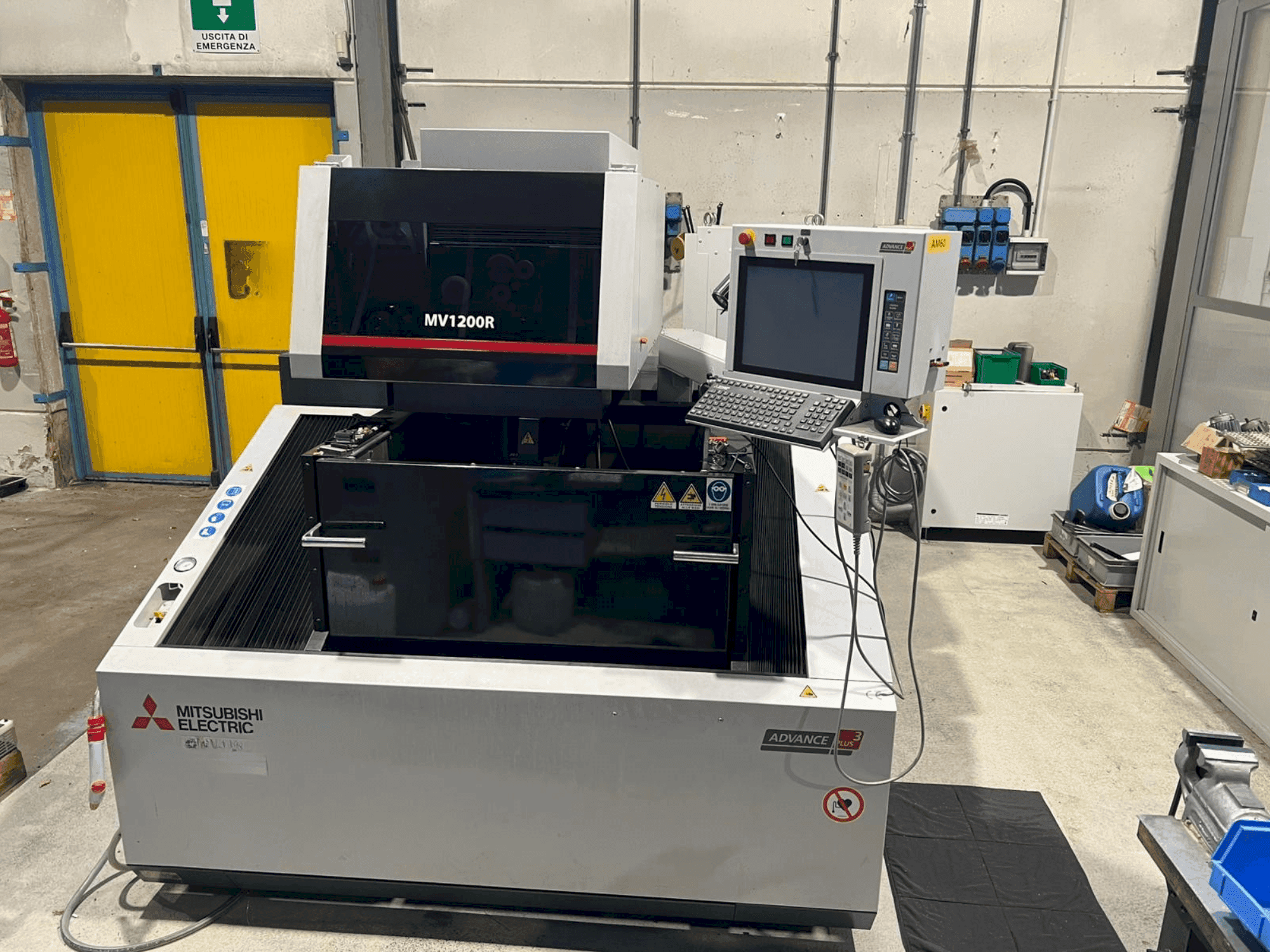 Widok z przodu maszyny Mitsubishi MV1200R