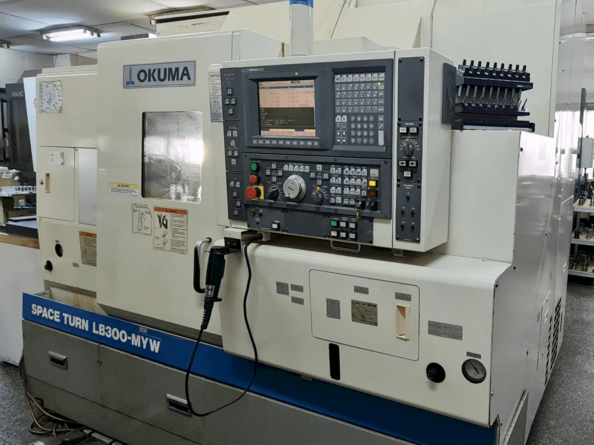 Widok z przodu maszyny Okuma Space Turn LB 300 MYW