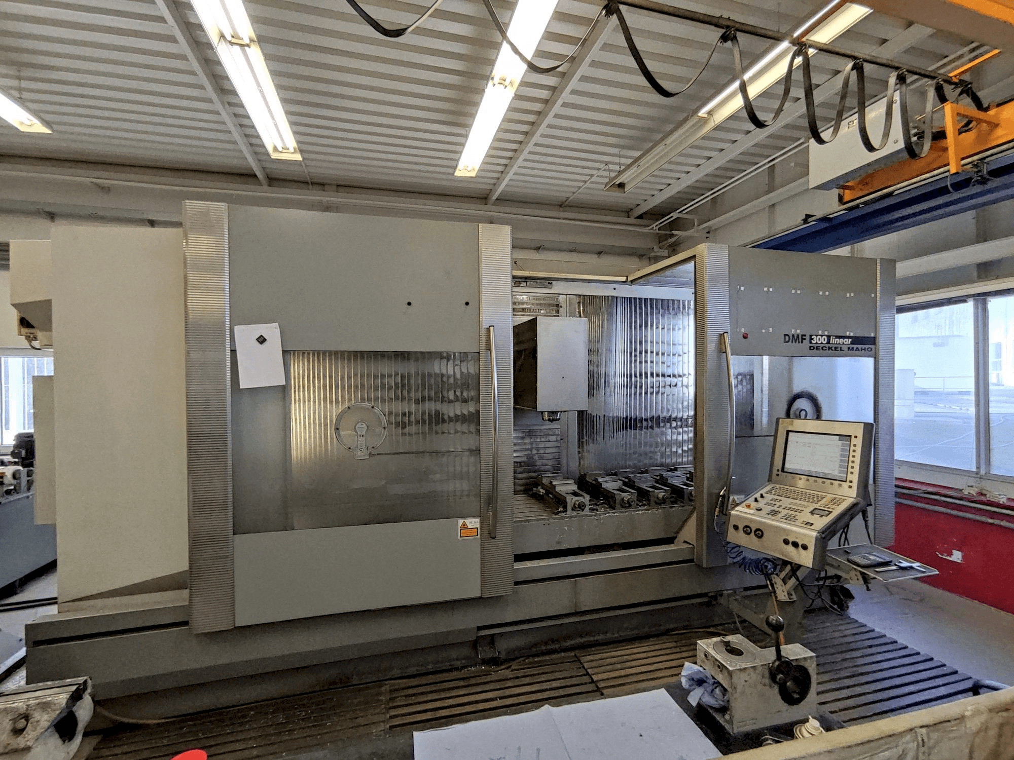 Widok z przodu maszyny DECKEL MAHO DMF 300 linear