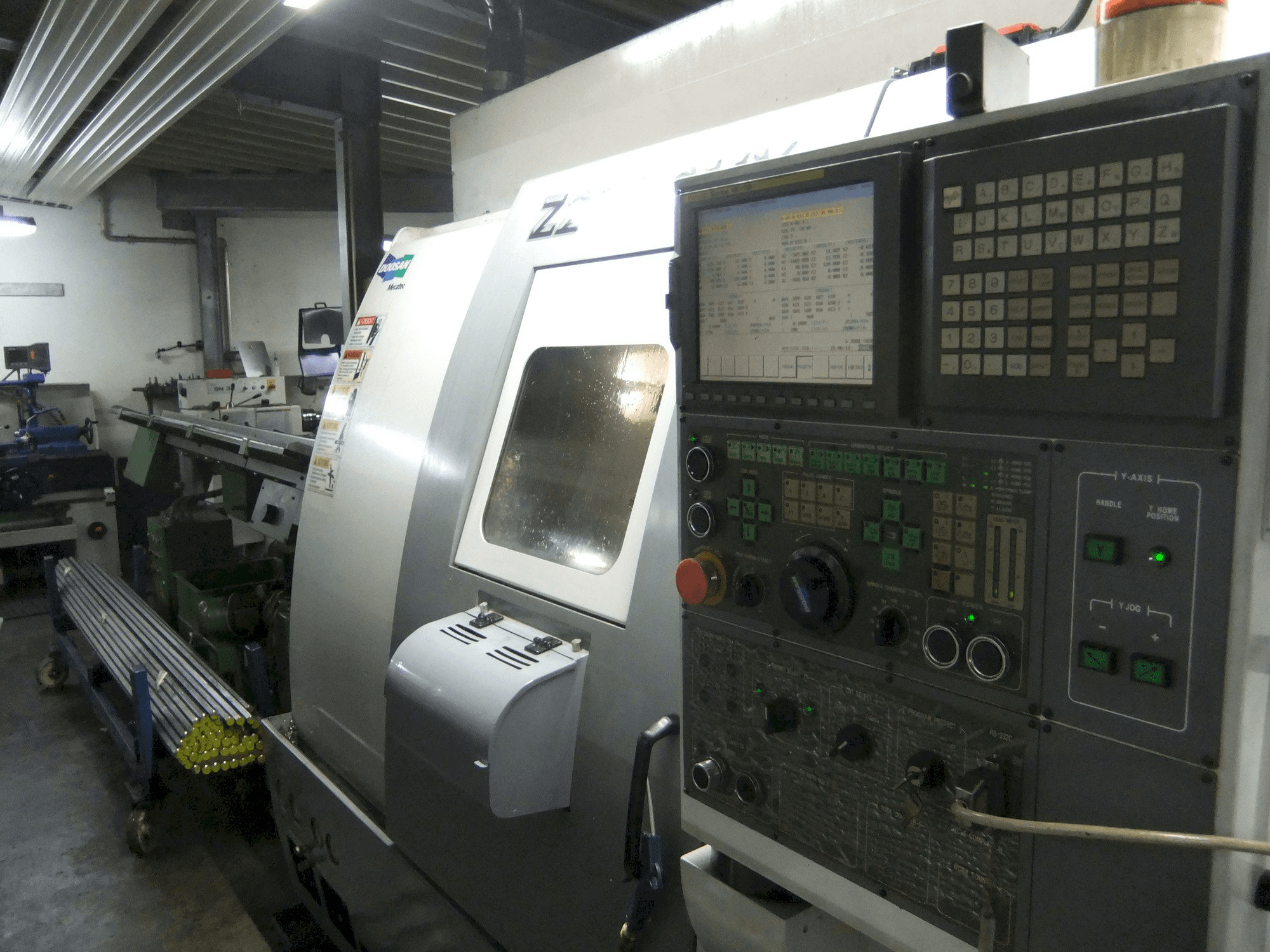 Widok z prawej maszyny Doosan Z290 SMY