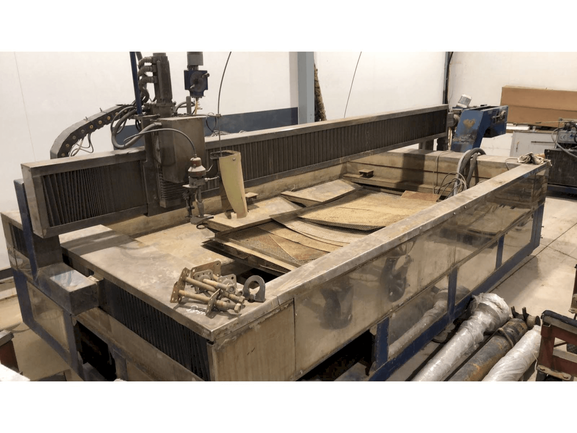 Widok z przodu maszyny Waterjet Italy WF 1630 CNC