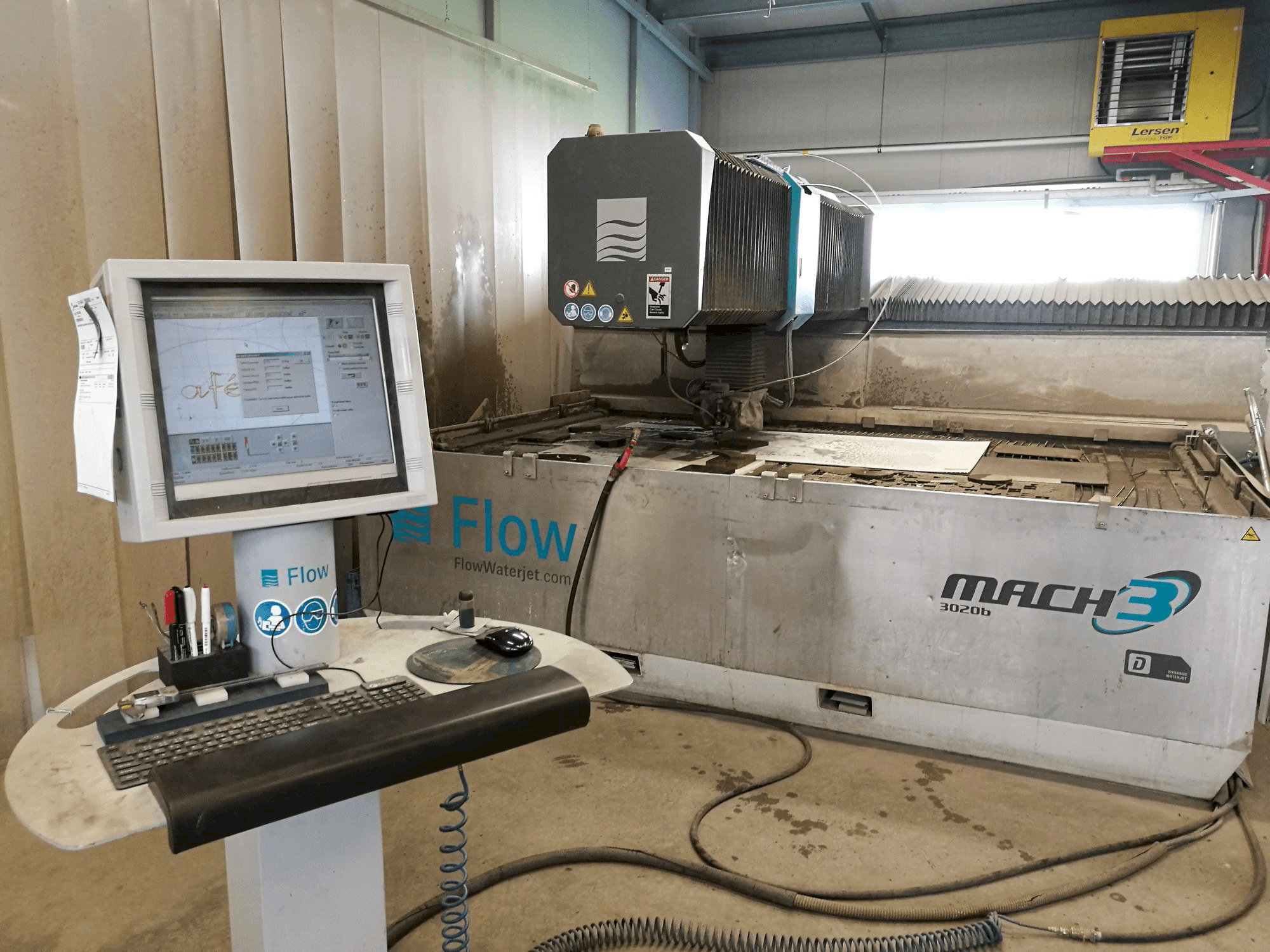 Widok z przodu maszyny Flow Mach3-3020b DWJ