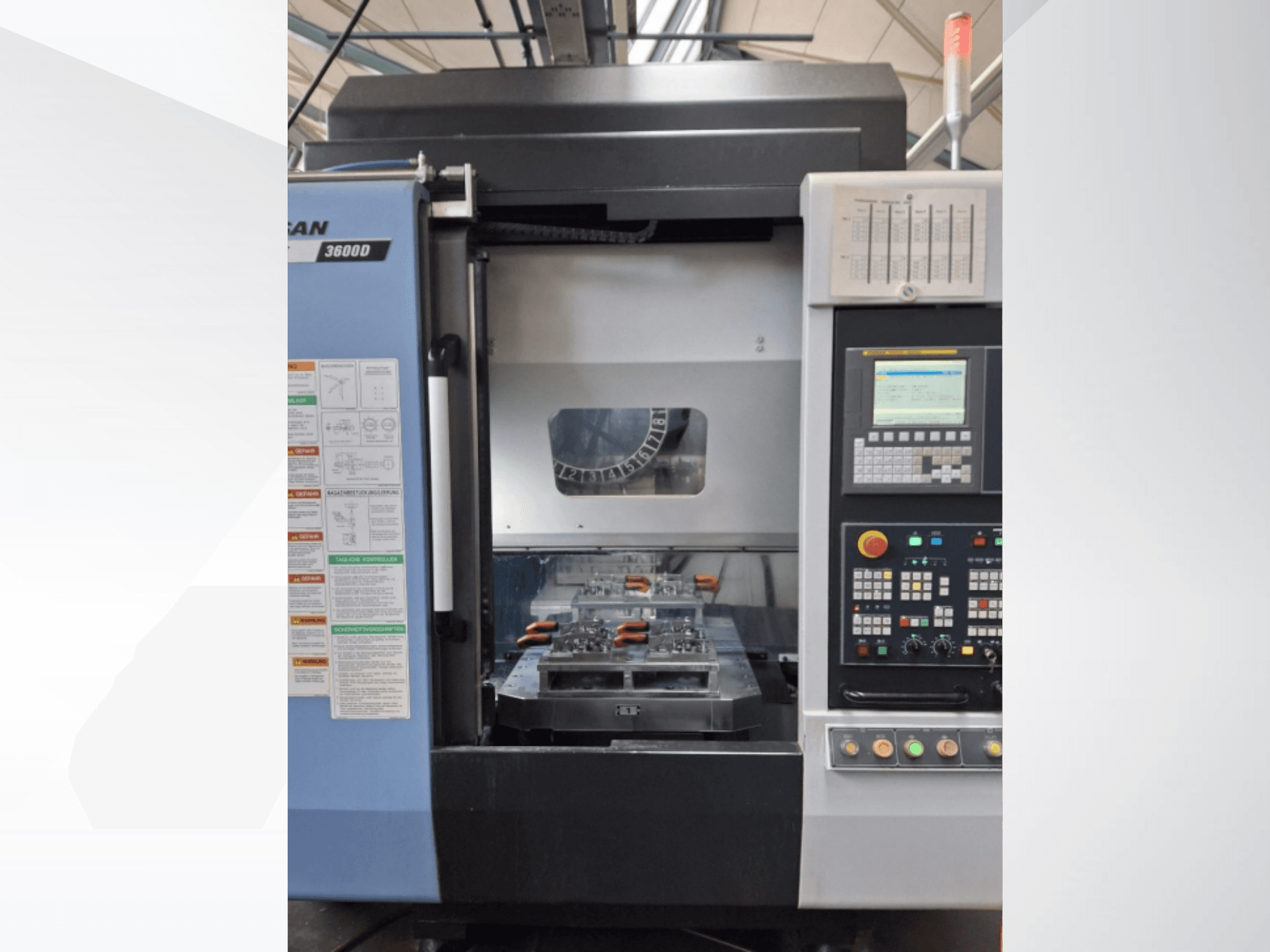 Pionowa tokarka DOOSAN T 3600 D w widoku z przodu, z panelem sterowania i obszarem roboczym z narzędziami.