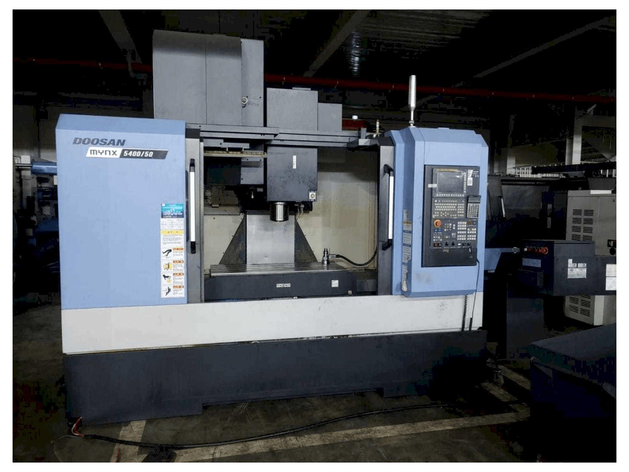 Widok z przodu maszyny Doosan MYNX 5400/50